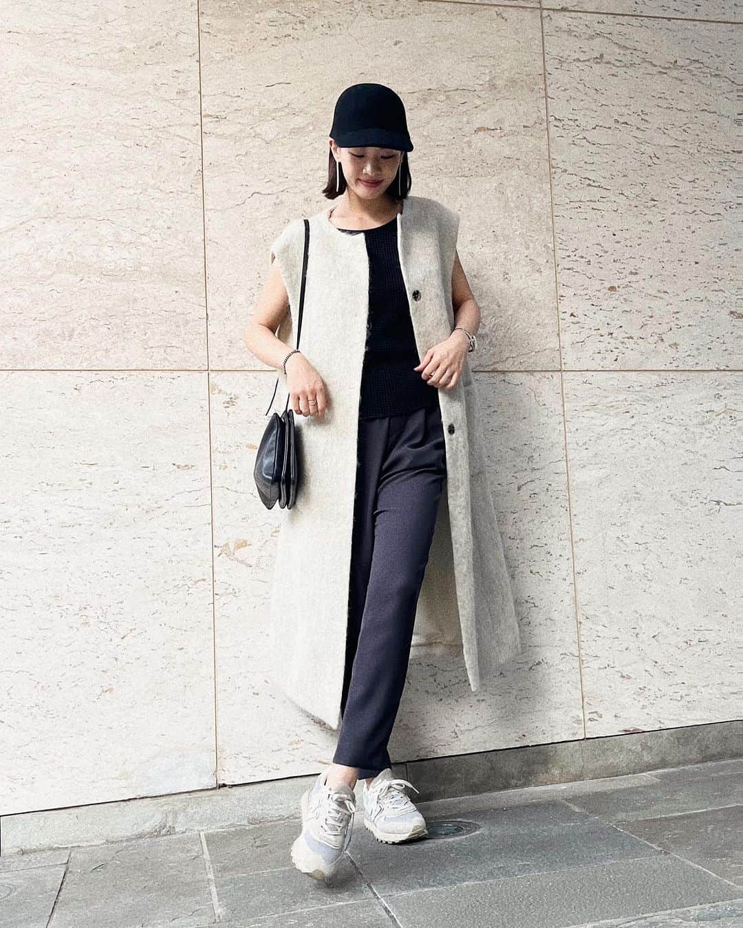 森田麻恵のインスタグラム：「ようやく秋の気配🍂  このまま暑いのが続くのか、、 と思っていたけど、ちゃんと季節は変わるんですね。 　 少しずつ秋冬の洋服へ🐆 展示会でオーダーしていたファーのロングベストはこれから出番がたくさんありそう！  vest ： @newans.official  tops ：　@the_newhouse  pants ：　@enfold_official  cap ：　@uniqlo_jp   #私服 #fashion  #ootd」