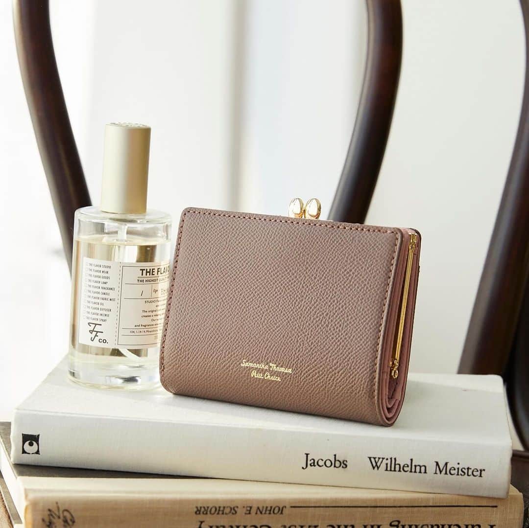 サマンサタバサさんのインスタグラム写真 - (サマンサタバサInstagram)「. Bicolor Wallet ┈┈┈┈┈┈┈┈┈┈┈┈┈  バイカラー口金折財布✨ ゴールドとシルバーは特別感のある サマンサタバサプチチョイス公式オンラインショップ、 一部店舗限定カラー🫧  全体的にシンプルで、 内側はさりげないおしゃれを楽しめるバイカラーデザインに。  お気に入り色を見つけてみて♪  ┈┈┈┈┈┈┈┈┈┈┈┈┈ ¥19,800 black/white/pink/brown/geige/green/dull blue/lavender  gold/silver(limited)  #サマンサタバサプチチョイス  #samanthathavasapetitchoice  #折財布 #wallet」9月26日 17時21分 - samantha.thavasa.petit.choice