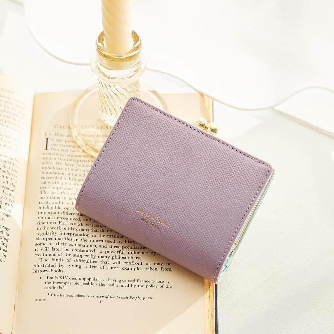 サマンサタバサさんのインスタグラム写真 - (サマンサタバサInstagram)「. Bicolor Wallet ┈┈┈┈┈┈┈┈┈┈┈┈┈  バイカラー口金折財布✨ ゴールドとシルバーは特別感のある サマンサタバサプチチョイス公式オンラインショップ、 一部店舗限定カラー🫧  全体的にシンプルで、 内側はさりげないおしゃれを楽しめるバイカラーデザインに。  お気に入り色を見つけてみて♪  ┈┈┈┈┈┈┈┈┈┈┈┈┈ ¥19,800 black/white/pink/brown/geige/green/dull blue/lavender  gold/silver(limited)  #サマンサタバサプチチョイス  #samanthathavasapetitchoice  #折財布 #wallet」9月26日 17時21分 - samantha.thavasa.petit.choice