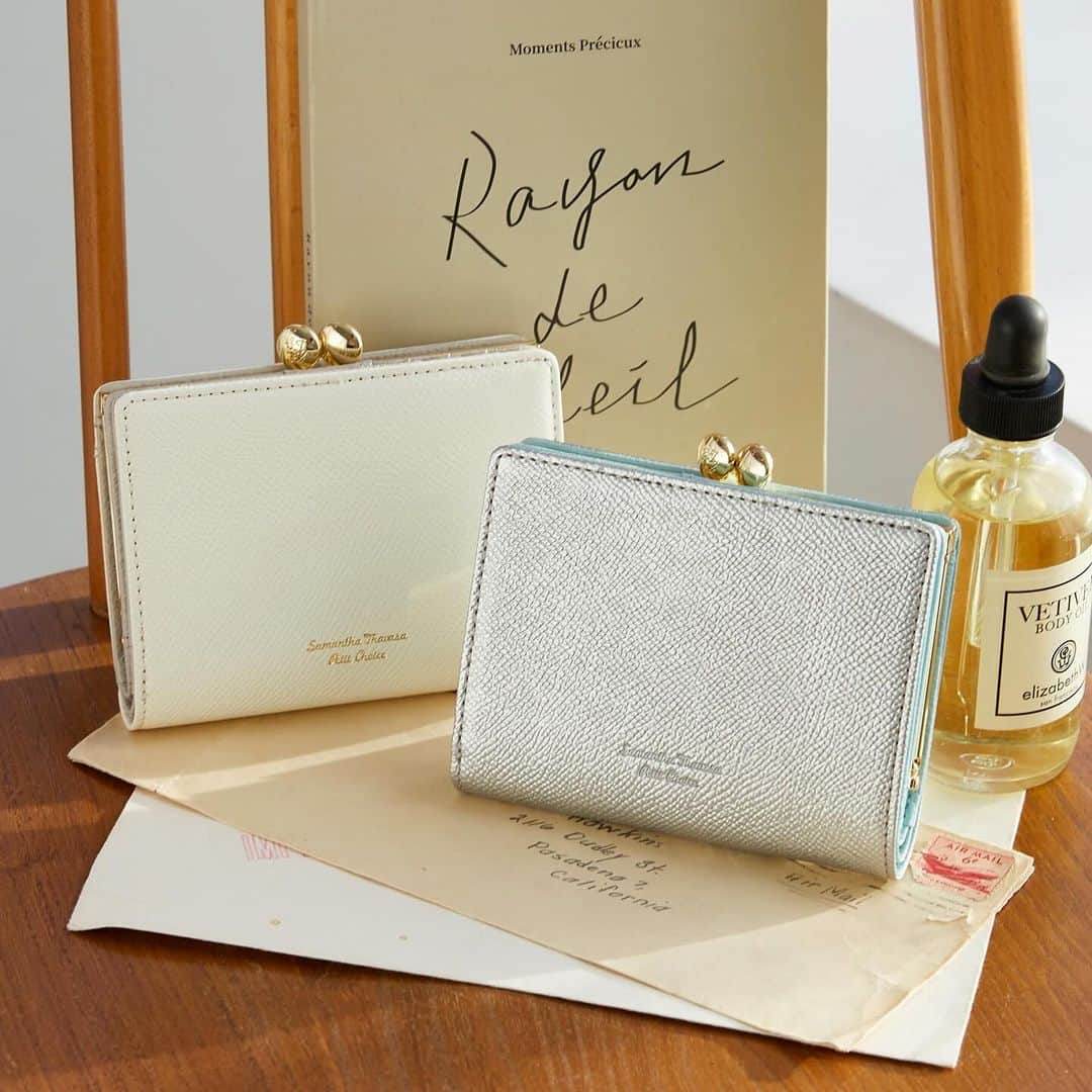 サマンサタバサのインスタグラム：「. Bicolor Wallet ┈┈┈┈┈┈┈┈┈┈┈┈┈  バイカラー口金折財布✨ ゴールドとシルバーは特別感のある サマンサタバサプチチョイス公式オンラインショップ、 一部店舗限定カラー🫧  全体的にシンプルで、 内側はさりげないおしゃれを楽しめるバイカラーデザインに。  お気に入り色を見つけてみて♪  ┈┈┈┈┈┈┈┈┈┈┈┈┈ ¥19,800 black/white/pink/brown/geige/green/dull blue/lavender  gold/silver(limited)  #サマンサタバサプチチョイス  #samanthathavasapetitchoice  #折財布 #wallet」