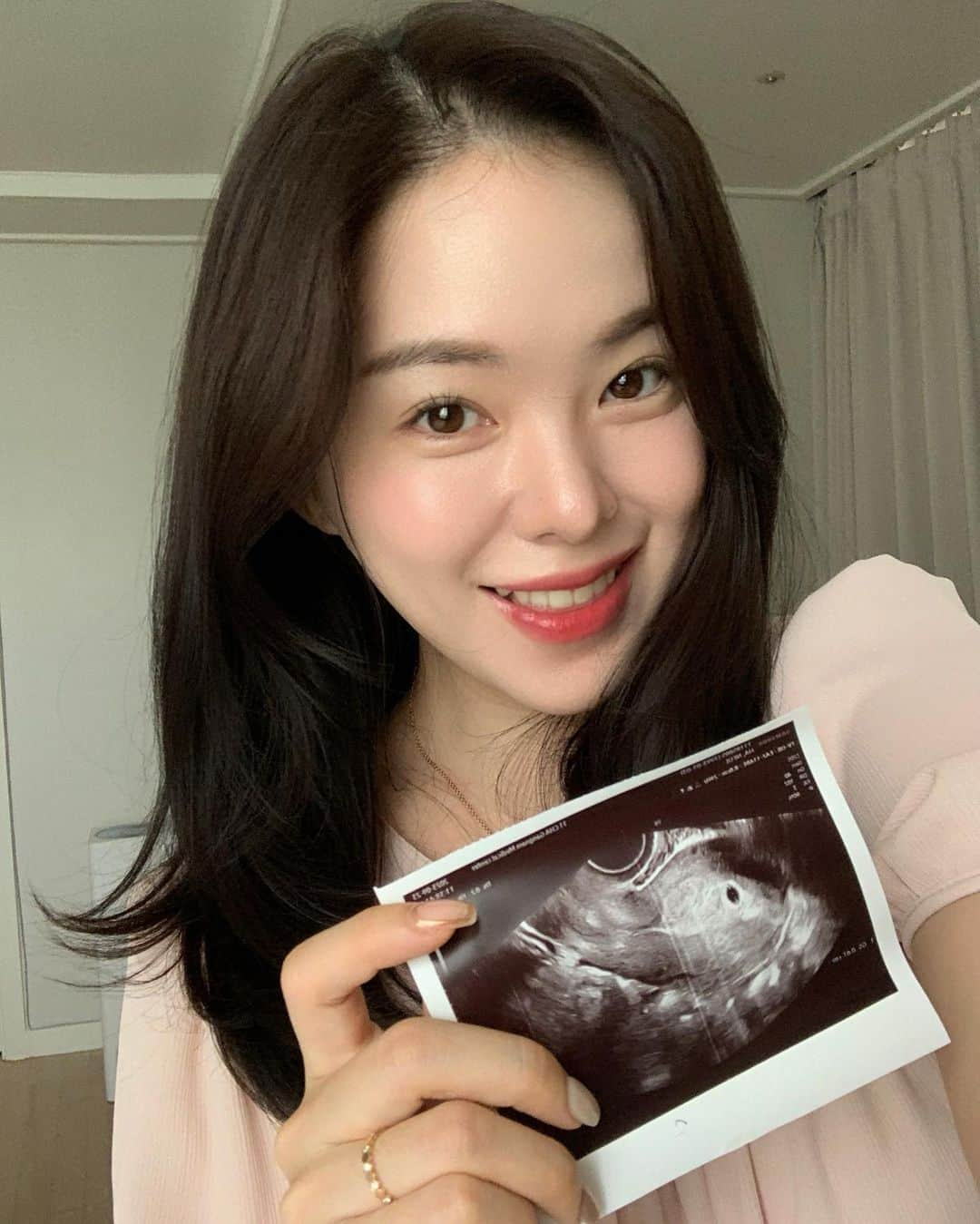 ハヌルさんのインスタグラム写真 - (ハヌルInstagram)「안뇽하세요 하리보이모들?!!👶 🎉오늘은 정말 기쁜 소식을 전하려고 해요!!  일 년 동안 기다려오고 정말 간절하게 원했던 꿀떡이가 찾아왔어요!!  저는 정말 신기하고 행복한 소중한 하루하루를 보내고 있어요 시간이 엄~~청 안가는것 같기도 하고요 ㅠㅠ💛  아직 극 초기라 말하기 정~말 조심스러워서 많은 고민을 했어요 ㅠㅠ  제 성격이 숨길수 있는 성격도 못되고 ㅠㅠ 라방에서도 표정관리를 못해서 ㅋㅋㅜ 들켜버렸지만ㅠㅠ  이 신기하고 행복한 경험을 🐻하리보랑 나누고 싶어서 일찍 공개해요  부디 소중한 꿀떡이가 건강하게 잘 자랄수있게 하리보 이모들 응원 많이 해주세요!!💓  🐲 #용띠맘 #임밍아웃  하리보(팔로워)분들과 소소하게 나누고 싶어요 *기사화를 원하지 않습니다.」9月26日 17時31分 - haneulina