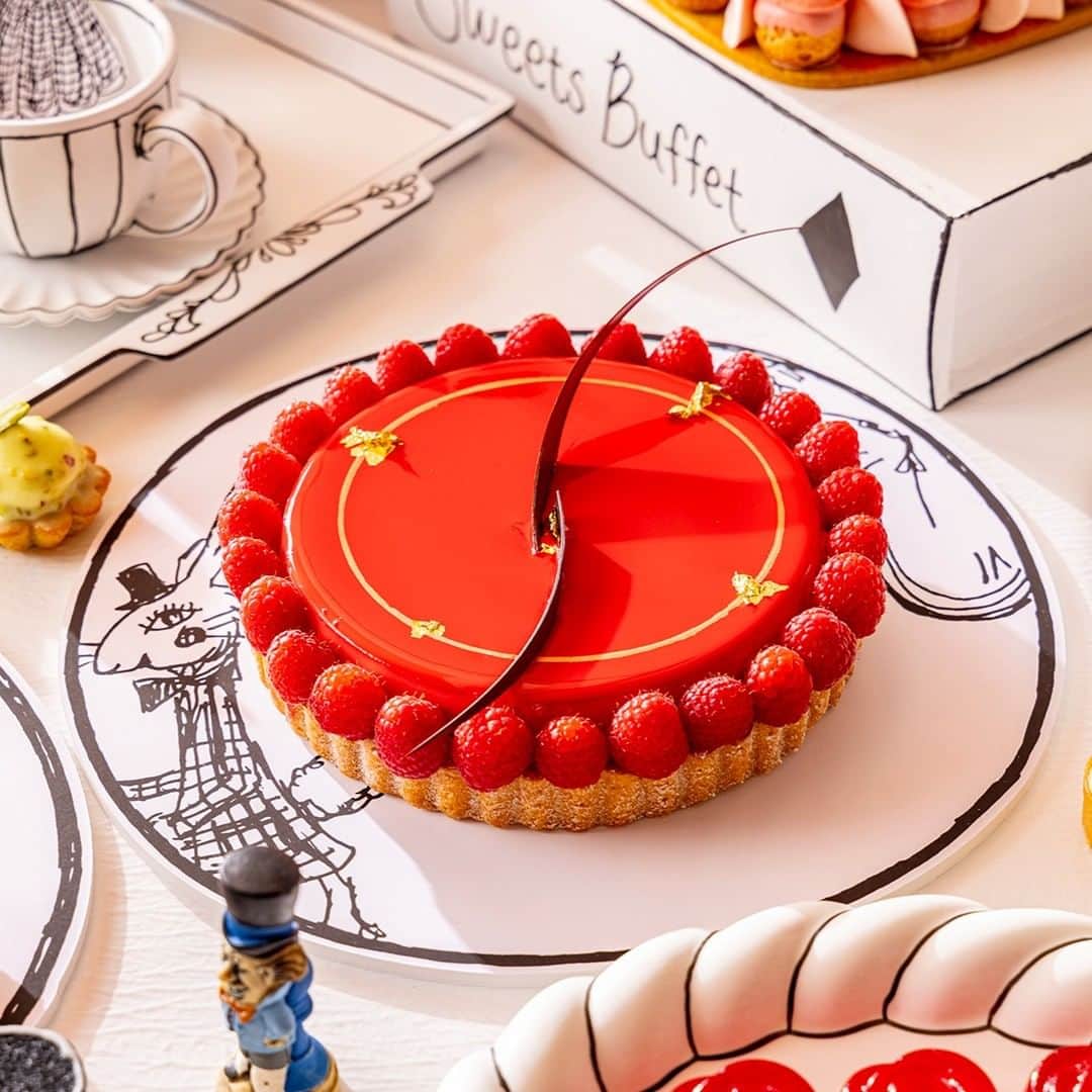 ヒルトン東京さんのインスタグラム写真 - (ヒルトン東京Instagram)「ふわふわのスポンジにホイップクリーム、いちごのスライスでご用意する「いちごのショートケーキ」  フランスのショコラメゾン‘ヴァローナ’のマンジャリを用いたラズベリーのガナッシュタルト  サクサクのパート・シュクレの上に、バラ風味のディプロマットクリーム＆ラズベリーが爽やかなケーキ  今すぐ食べたい秋のスイーツ20種類をどうぞお楽しみください✨  【開催情報】 『絵本の国のアリス』スイーツビュッフェ 場所：ヒルトン東京 1 階 マーブルラウンジ 開催期間：～11月16日(木) 営業時間：2:30pm – 5:00pm  #ヒルトン #ヒルトン東京 #hilton #hiltontokyo #ホテル #hotel #ホテル女子会 #スイーツビュッフェ #スイーツ #マーブルラウンジ #ビュッフェ #sweetsbuffet #marblelounge #ホテルビュッフェ #アリス #不思議の国のアリス #絵本の国のアリス #Alice #AliceinWonderland #2D #二次元 #秋 #ハロウィン #絵本 #新宿カフェ #スイーツタイム #スイーツの世界 #秋の味覚 #스위트뷔페 #카페」9月26日 17時27分 - hiltontokyo