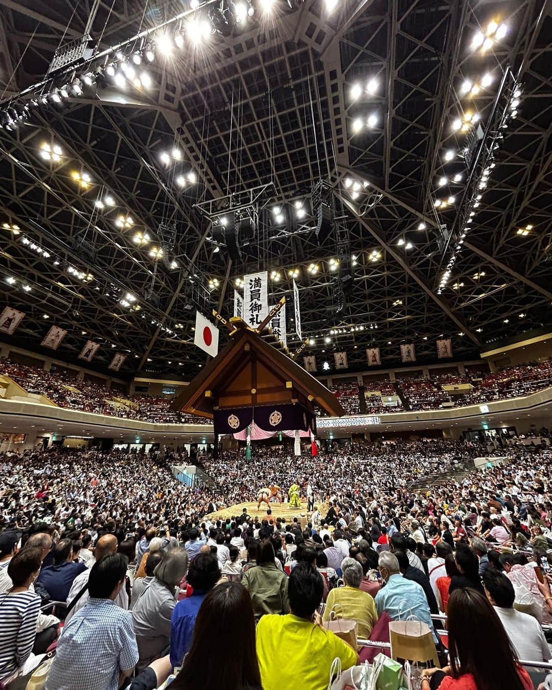 藤井香愛さんのインスタグラム写真 - (藤井香愛Instagram)「背比べ⚡️  少し背伸びしたけど163cmなので全然届きません〜🤣  久しぶりの相撲観戦でした🖐️ 迫力あってとっても楽しめた☺️ 野球、相撲、サッカー、K-1は生観戦したことがあります！ 生観戦したことのあるスポーツがあったら教えてね⚾️⚽️🏀🏈🎾🏓  #大相撲　#相撲観戦　#sumo #両国国技館　#スー女　#背比べ　#163cm #生観戦　#国技　#スポーツ　#japan  #藤井香愛　#夢告鳥　#徳間ジャパン　#歌謡曲」9月26日 17時27分 - fujii_kawai