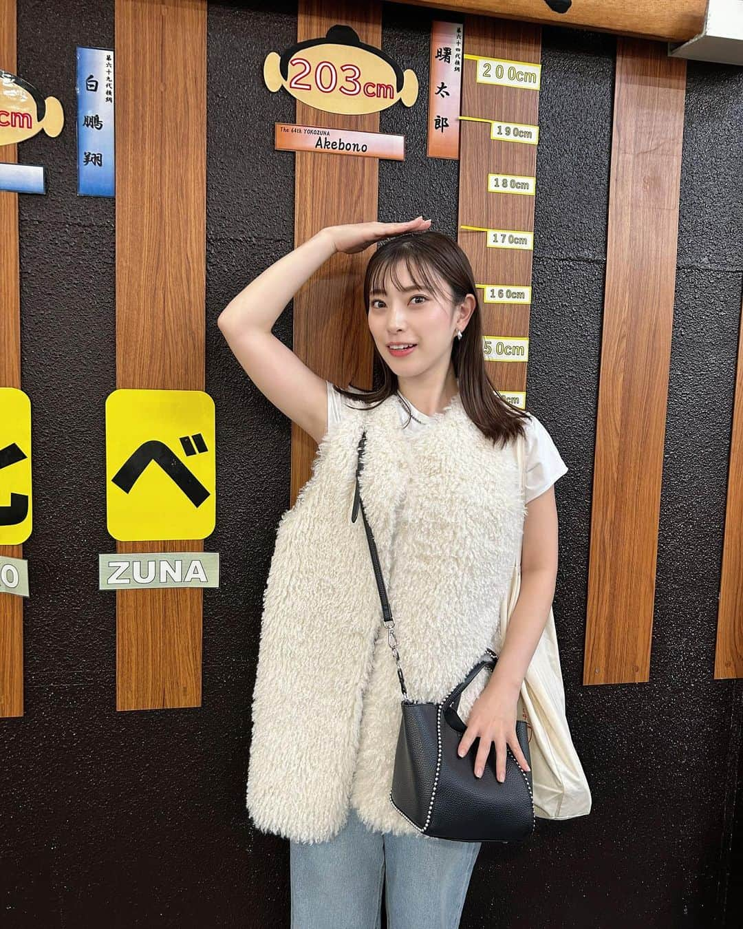 藤井香愛のインスタグラム：「背比べ⚡️  少し背伸びしたけど163cmなので全然届きません〜🤣  久しぶりの相撲観戦でした🖐️ 迫力あってとっても楽しめた☺️ 野球、相撲、サッカー、K-1は生観戦したことがあります！ 生観戦したことのあるスポーツがあったら教えてね⚾️⚽️🏀🏈🎾🏓  #大相撲　#相撲観戦　#sumo #両国国技館　#スー女　#背比べ　#163cm #生観戦　#国技　#スポーツ　#japan  #藤井香愛　#夢告鳥　#徳間ジャパン　#歌謡曲」