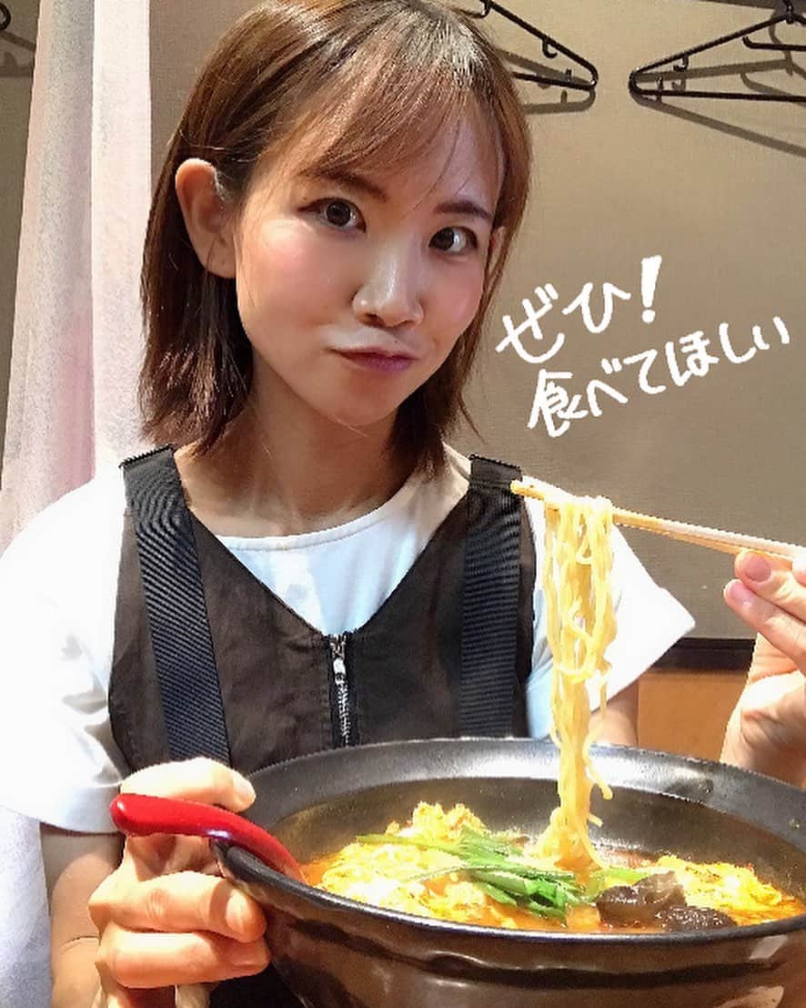 葵さんのインスタグラム写真 - (葵Instagram)「お友達のお友達が横浜市にオープンしましたラーメン屋さん🍜 わたしもさっそく息子と食べに行ってきました〜🎶 辛麺　椛 @karamen.momiji   ラーメンがとにかくおいしくて、みんなにもぜひ食べてもらいたい！！！ 宮崎の辛麺のお店ですが、辛さが選べます。 私は1辛にしましたが、マイルドな辛さで、これならもっとレベル上げて挑戦できそう( ´ ▽ ` ) 次回は5くらいにしようかな♪ 卵やキクラゲなど具もたっぷり入ってて美味しかった〜(^^)  またお子様はラーメン無料とのことで、 小上がり席もあるよ！ 子連れでもぜひおすすめ💕  横浜市中区中区末吉町４丁目86−２　 阪東橋駅すぐだよ🚉 #PR#阪東橋#横浜市中区#辛麺#宮崎辛麺 #横浜グルメ#辛麺椛 #また食べたくなる#常連 #横浜#横浜ランチ#横浜ラーメン#おすすめラーメン#子連れランチ#ラーメン無料#食べスタグラム #食べログ」9月26日 17時28分 - dolphin_coconut