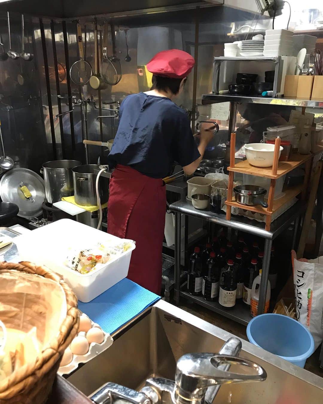 葵さんのインスタグラム写真 - (葵Instagram)「お友達のお友達が横浜市にオープンしましたラーメン屋さん🍜 わたしもさっそく息子と食べに行ってきました〜🎶 辛麺　椛 @karamen.momiji   ラーメンがとにかくおいしくて、みんなにもぜひ食べてもらいたい！！！ 宮崎の辛麺のお店ですが、辛さが選べます。 私は1辛にしましたが、マイルドな辛さで、これならもっとレベル上げて挑戦できそう( ´ ▽ ` ) 次回は5くらいにしようかな♪ 卵やキクラゲなど具もたっぷり入ってて美味しかった〜(^^)  またお子様はラーメン無料とのことで、 小上がり席もあるよ！ 子連れでもぜひおすすめ💕  横浜市中区中区末吉町４丁目86−２　 阪東橋駅すぐだよ🚉 #PR#阪東橋#横浜市中区#辛麺#宮崎辛麺 #横浜グルメ#辛麺椛 #また食べたくなる#常連 #横浜#横浜ランチ#横浜ラーメン#おすすめラーメン#子連れランチ#ラーメン無料#食べスタグラム #食べログ」9月26日 17時28分 - dolphin_coconut