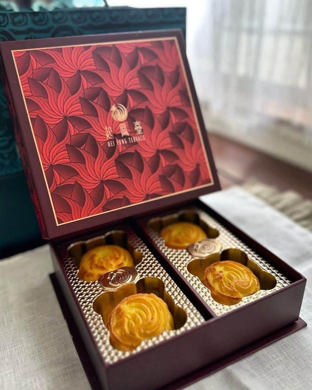 The Peninsula Tokyo/ザ・ペニンシュラ東京のインスタグラム：「中秋の名月に欠かせない「ヘイフンテラス特製月餅」🥮。今年も多くの皆さまにご賞味いただきありがとうございました！写真クレジット： @junkohamajijp  Celebrate this Mid-Autumn Festival with our signature mooncakes. A perfect treat to share with friends, family, and colleagues. We hope you like them @junkohamajijp !」