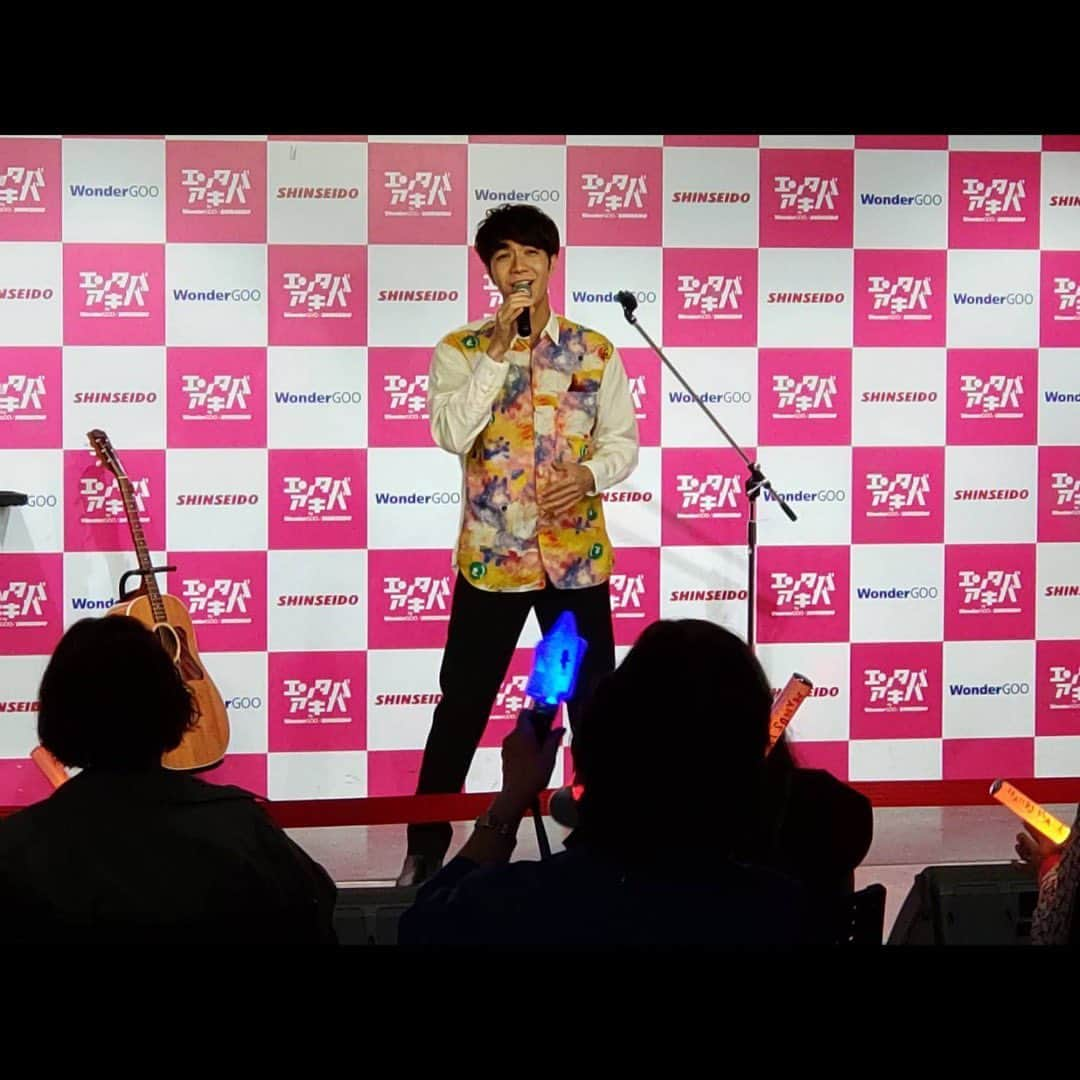 中澤卓也のインスタグラム：「今日はエンタバアキバさんで開催中の【中澤卓也 POP UP SHOP】最終日！ 最終日ということで、店内でのミニライブでした😎👍 会場に駆けつけてくれた皆さん、生配信で楽しんでくれた皆さん、ありがとうございました！  #エンタバアキバ #popupshop #ミニライブ #ありがとうございました #handsmade #陽はまた昇る #中澤卓也」