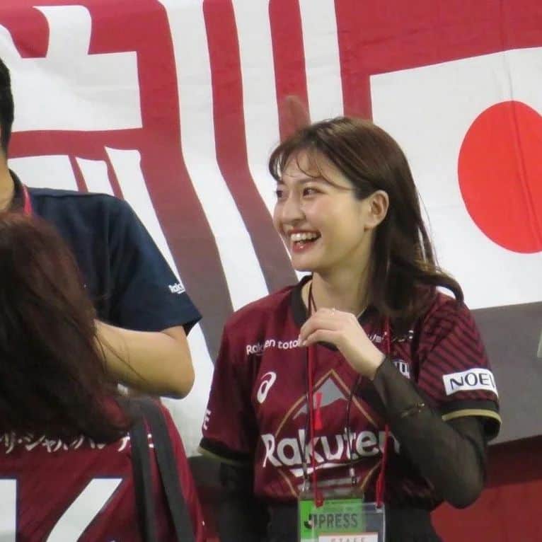 芥田愛菜美のインスタグラム：「. 9/23 ヴィッセル神戸vsセレッソ大阪戦  試合前に神戸トヨペット×ヴィッセル神戸×ラジオ関西 「世界に一台のヴィッセル神戸仕様のヤリス」 プレゼント贈呈式の司会進行させて頂きました🎤  当選おめでとうございます🚗👏🏻 写真撮って送ってくださりありがとうございます🥹✨ 改めてここでお礼を！」