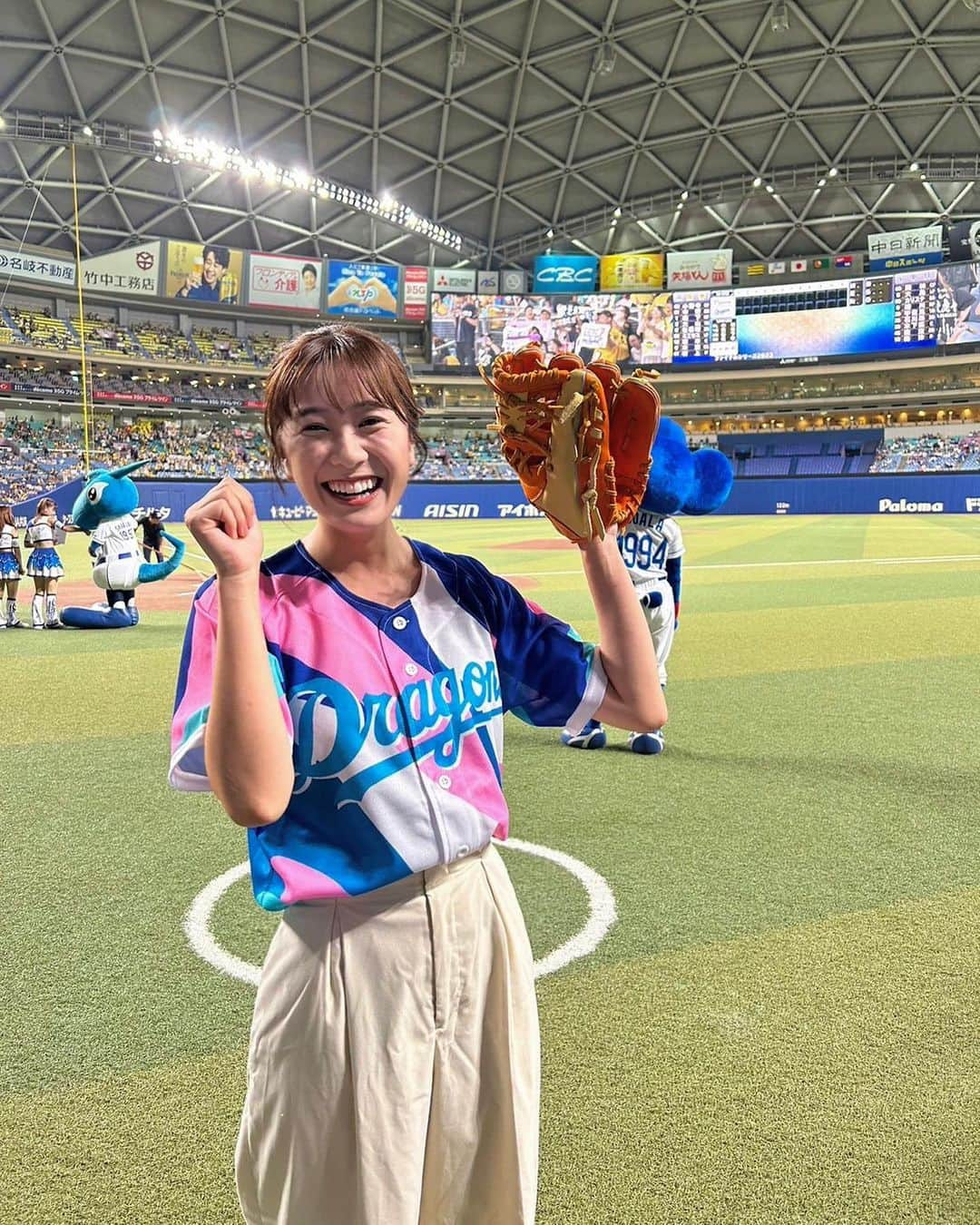 小松﨑花菜のインスタグラム：「・ スピードボールコンテスト ありがとうございました ⚾️  「自信しかありません！」と謎の自信を持ち たくさんの方に背中を押してもらったのですが、 結果は３位でした・・・🤣笑  ただ、とっても楽しかった✨ 「花菜ちゃんがんばれ〜！」という声がマウンドまで聞こえてきてすごく嬉しかったです😊🙏  #ドラゴンズ #バンテリンドームナゴヤ #ドアラ さん #メーテレ #アナウンサー #小松﨑花菜」