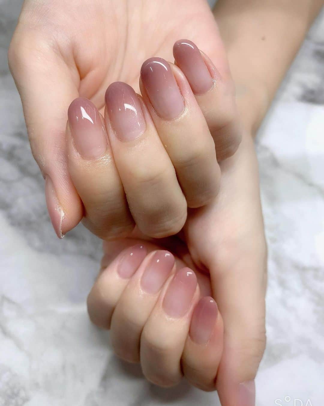 のインスタグラム：「美容DAY❤️ ネイル💅とまつ毛エクステへ✨  明日はお昼間からオンエアです📺  #秋色ネイル」