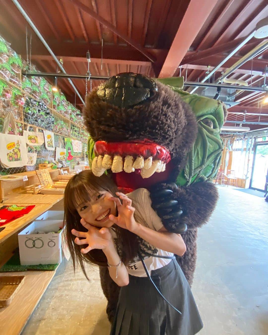 横島ふうかさんのインスタグラム写真 - (横島ふうかInstagram)「すごいかわいくてこわくてきもかわのメロン熊と🧸 夕張に行ったらならメロン熊には絶対に会って欲しいです♡♡ ここに行けば夕張が楽しくなっちゃう。  お土産買うならオススメのお店。 グッズも可愛かったんだよな〜   #北海道 #北海道旅行 #夕張 #夕張メロン #夕張市 #夕張観光 #メロン熊 #メロン #夕張メロン #熊 #Hokkaido #yubari #夕張駅 #ゆるキャラ #ご当地 #melonkuma #メロングマ #めろんくま #めろんぐま」9月26日 17時48分 - fuka_yokoshima