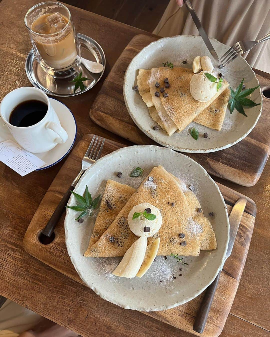 安藤絵里菜のインスタグラム：「・ 日光で見つけたクレープとコーヒーの美味しいお店☕️ 古民家系のcafe🌿  東照宮出てすぐのところ。  親友といる時の私は大体こんな顔してる😂  #栃木#栃木カフェ#日光#日光カフェ#クレープ#スイーツ#古民家カフェ」