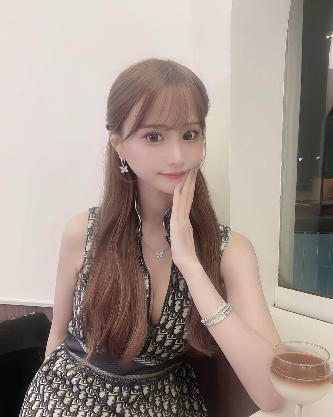 のインスタグラム：「カフェって何時間でも居れる☕️ ・ #dior」