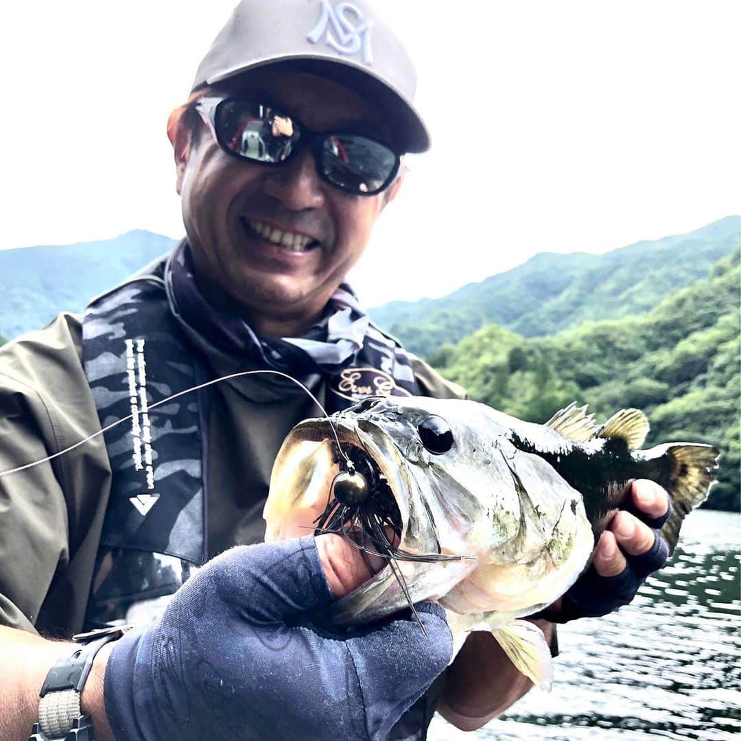 清水盛三さんのインスタグラム写真 - (清水盛三Instagram)「最近のマイブーム IRジグ3/8oz-1/2ozのシークレットスモークカラーとトレーラーにBYSクローポートリ4inのグリパンキャンディの頭一節カット！！ ただ今、僕のお助けルアー✌️ ・ ・ ・ #エバーグリーン #evergreen #モード #modo #irジグ #シナジー #スーパートライアンフ #ベイトブレス #バイズクローポートリ #ダイワ #daiwa #ジリオンsvtw8.5:1 #東レモノフィラメント  #toray #エクスレッド16lb  #ゼクー #zeque #devon」9月26日 17時57分 - morizo_shimizu