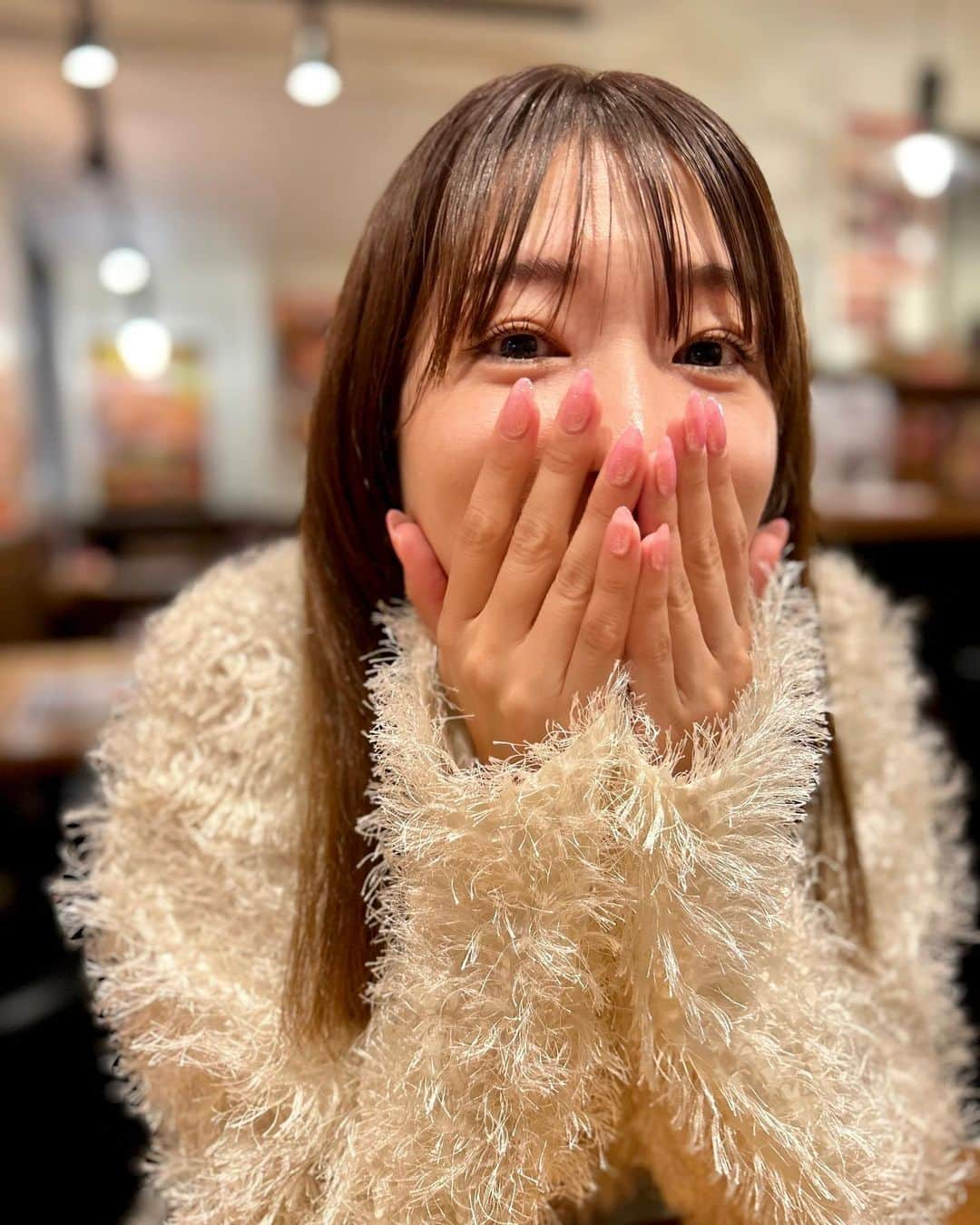 北川彩さんのインスタグラム写真 - (北川彩Instagram)「. 新しいネイルにまつぱ♡  まつげはいつもJカール（でも毛先は軽くカールをかけてもらう）でお願いしているのですが、今回はお店の方が勧めてくれた「Jカール+中央は前から見た時にしっかり上げる+目尻は目が大きく見えるように上げるだけじゃなくて横に流しながら上げる」というまつげにしてもらいました！  ちょっとなんだか説明が難しいんですけどそんな感じになりまして、マスカラしてないのにすごくいい感じ♡  ネイルはラメのワンカラーで形はポイント。  爪が伸びたときも指がスラっと細く長く見えるような気がしまっす。  ネイルとリングは自分から見える唯一のおしゃれと聞いたことがあるので特にテンションが上がるものを意識しています❤️‍🔥  #ワンカラーネイル #ラメワンカラー #nail #ラメネイル #まつげパーマ #jカール #キラキラネイル #ポイントネイル #クラネ #clane」9月26日 17時49分 - aya_kitagawa_