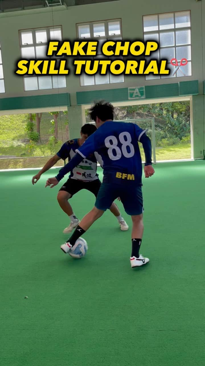 たまこうのインスタグラム：「@tamakou0908  How many people can do this?🧐🧐  Follow me⬇️ @tamakou0908   #サッカー#サッカードリブル#サッカー少年#サッカーママ#サッカーパパ#たまこう#長崎総附サッカー部#サッカースクール#soccer#football#footballskill #soccerskills #footballplayer #soccerplayer」