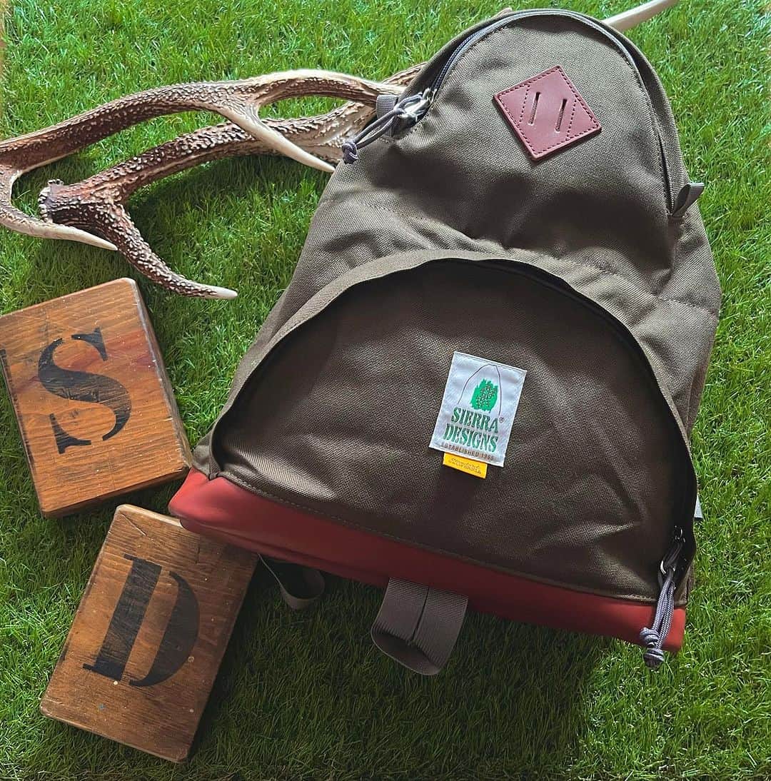 のインスタグラム：「1968年にアメリカで発売されたSIERRA DESIGNS（シェラデザイン）の名品Daytripper。  ボディカラーはStandard Californiaのコーポレートカラーである落ち着いたブラウンでまとめました。Daytripperは上下にわかれた2気室構造で、小振りな上部は500mlのペットボトルや財布など小物の収納に最適。 下部のメイン気室はA4サイズの物も収納可能と容量も充分。 ボディは耐久性に優れたコーデュラナイロンをベースにボトムには野球のグローブに使用するしっかりとしたホームランレザーを。 昔から愛されるだけありタフな作りです。 フェルトを使ったショルダーハーネスなど当時のディテールも忠実に再現しています。  @standardcalifornia_os  @standardcalifornia_movie   #standardcalifornia  #スタンダードカリフォルニア  #sierradesigns #シェラデザイン  #daytripper #デイトリッパー  #internationalshipping  #overseashipping  #worldshopping  #worldshoppingjp」
