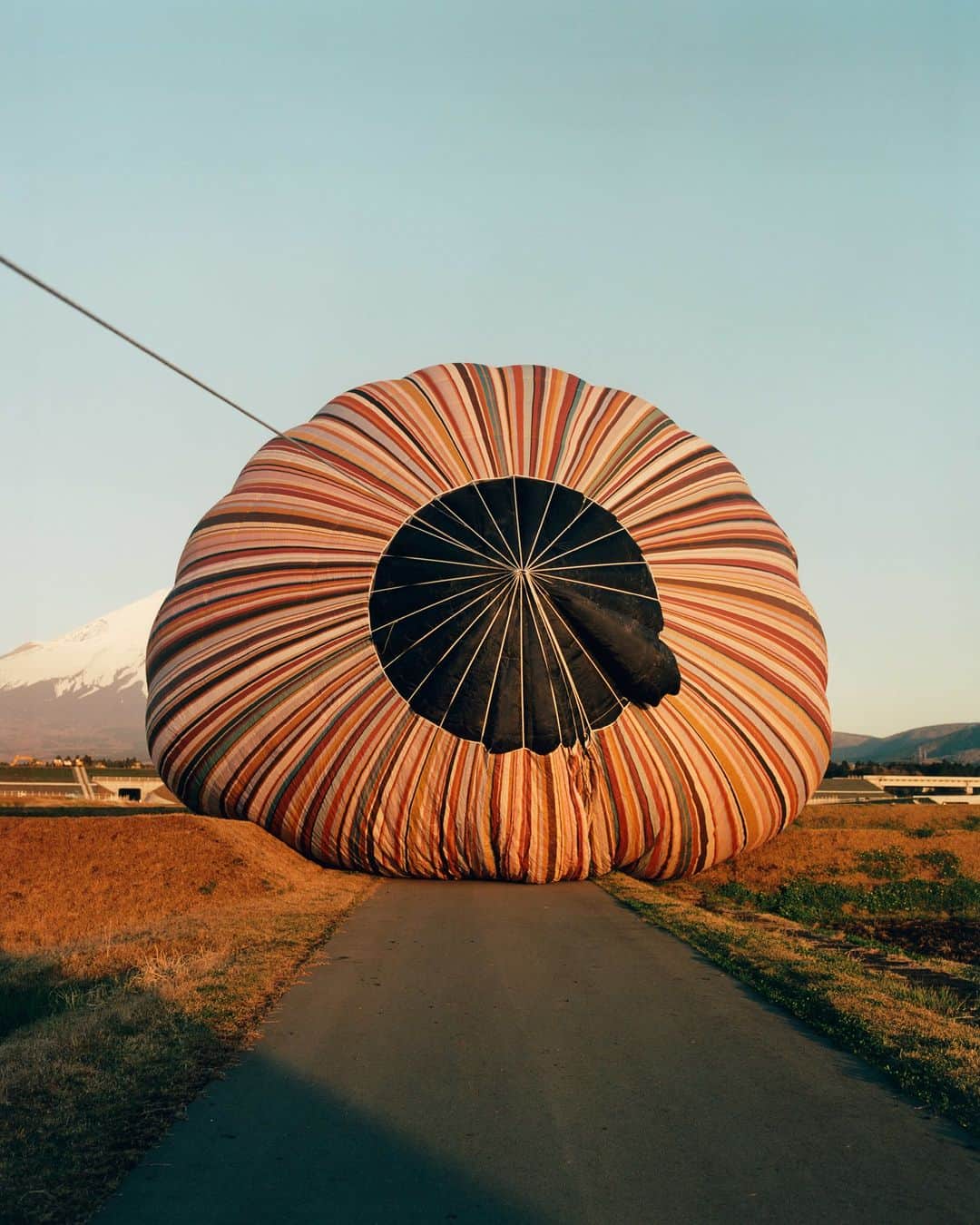 Paul Smith Japanさんのインスタグラム写真 - (Paul Smith JapanInstagram)「高さは22メートルを超える（赤いロンドンバスの長さの約2.5倍） ポール・スミスのシグネチャーストライプの気球は、パンデミックの後、世界が再び開かれていく中で、希望とオプティミズムの象徴として構想されました。  2023年10月5日（木）～15日（日）の期間、東京・原宿のBANK GALLERY（バンクギャラリー）ではポール・スミスを象徴する「シグネチャーストライプ」にフォーカスしたポップアップイベントを開催します。ぜひお立ち寄りください。 #stripeunfolded」9月26日 17時51分 - paulsmithjapan