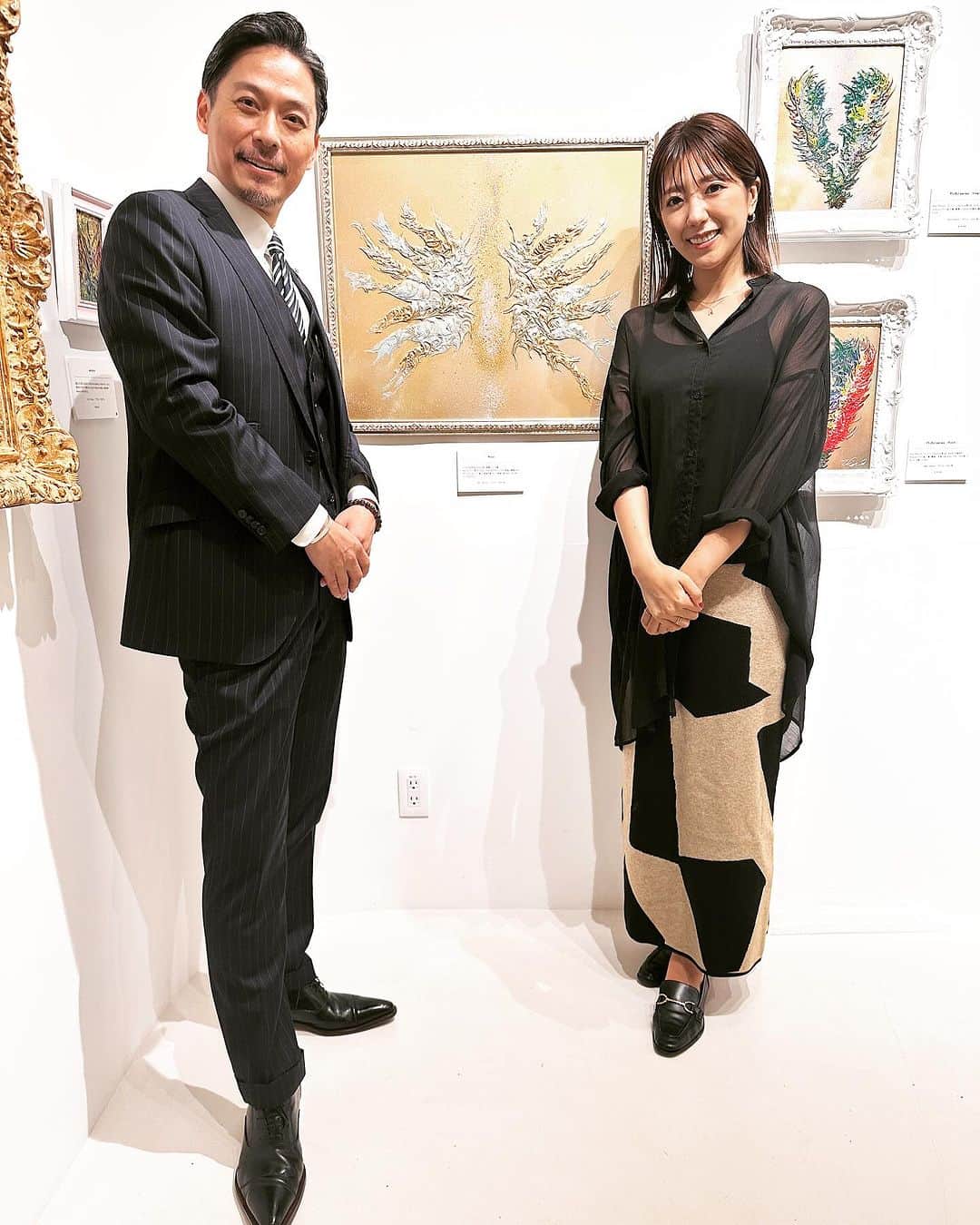 坂東工のインスタグラム：「24日は水田あゆみさんをお迎えしてのトークイベント！満員御礼感謝感激😭 @ayune____  まさかの花束サプライズを頂いてしまい、お心遣いの細やかさに感服です🌹 ご夫婦でオーラアートを描きに来て頂き、その流れでイベント出演を打診したところ、快くお受けして頂きました。 そして当日がそのオーラアートのお披露目となりました🖼️  出来上がった絵「Noix」はフランス語で『くるみ』。くるみは古代ギリシャでは「幸福」「豊潤」のお守りでした。お二人で新しい家庭を築かれて、幸福で実りある人生を歩んでいかれますように…という光溢れる絵画となりました。 素敵だ…。改めてご結婚おめでとうございます。  本当にあっという間に時間が経ってしまい、爆笑の中お越しくださった皆さまと良き時間を過ごすことができました。  そして第二部では水田さんのトークショーに加えて、滋賀県賀茂神社の禰宜・岡田能正さんが奉納させていただいた白い太陽の前で祝詞を上げて下さいました。 「個展で祝詞お願いできませんか？」という僕の無茶振りに快くお応えいただき、最高の柱を立つ瞬間を皆で共有することができました。 すごい、、、またやって貰いたい。。。無茶振り…。  抽選で集まってくださった皆さま 水田あゆみさん、旦那さまの桂山晃輔さん 賀茂神社禰宜の岡田能正さんと奥様、 司会をお受けくださったプロデューサーの久々野智小哲津さん、松原さん、楠野さん、七海さん お手伝いくださったSkiiMa Galleryの皆さま  心から感謝いたします！ ありがとうございます！  個展は10/3まで  次回の坂東の在廊は10/1〜10/3です。 皆様のお越しを心よりお待ちしております！」