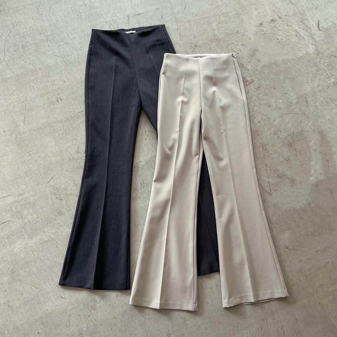デュラスアンビエントのインスタグラム：「#ハイウエストスリムフレアパンツ <Ivory, Beige, Charcoal, Black> 【10/2(MON)20:00-】  スタイリッシュに美脚を叶える、キレイめパンツが登場。  裾に向かって広がるフレアシルエットで、膝下を長く見せ、センタープレスが縦長効果を発揮。  ウエスト周りはベルトを無くし、目立ちにくいサイドファスナーでシンプルな面持ちに拘りました。  ＿＿＿＿＿＿＿＿＿＿＿ ✔︎ @ambient_styling #AMBIENT #ambient_official #ambientstyle #アンビエント #23aw #フレアパンツ #きれいめパンツ #お呼ばれコーデ #オフィスカジュアル」
