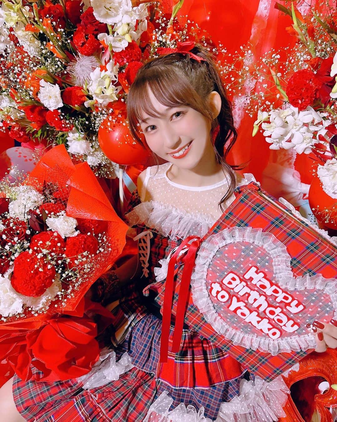 やっこのインスタグラム：「#やこ誕2023 ⁡ ⁡ ⁡ ⁡ 生誕ありがとうございました🧡 ⁡ ⁡ ⁡ とっても素敵なお花とアルバムとケーキ💐📕🎂 めーっちゃ嬉しかったですありがとう🥲 ⁡ 衣装もオリジナルで作っていただいたり メイクさんに髪の毛もやってもらって 気合い入れて臨んだよ〜🫶🏻✨ ⁡ どうでしたか〜❔🥺 ⁡ ⁡ ⁡ ___________________________________ ⁡ ⁡ ⁡ 1部はゲストのみんなと🧡 ⁡ 最初から飛ばしまくりのセトリで🤣 みんなと一緒に楽しみまくりました❕ みんなの足腰を痛めつけてすみません❕🤣🤣 ⁡ ゲストのみんなも、ゲストさんのオタクたちも、 みーんな優しくてあったかくて、、、、 本当にいつもありがとう🥲 ⁡ 大好きなみんなとまだまだ一緒にいたいなと 思える幸せな時間でした🥹🫶🏻だいすき❕ ⁡ ⁡ ⁡ ⁡ 2部はワンマン❣️ ⁡ まず、やっこのためだけに こんなにたくさんの人が集まってくださって 本当に本当に嬉しかった〜😭😭😭😭 ⁡ 今回はいろんな挑戦をしたくて、 今までとは違う私を見せようと試行錯誤してみた❕ どうだったかなあ🥺？？ ⁡ やりたい曲がありすぎて たくさん詰め込んでしまったので 足が後半動かなくなりそうでしたが、、、🤣 ⁡ みんなの前にいると不思議とパワーがみなぎってきて、 まだやれる❕いける❕ってなった❕ みんなの力ってすごいなあって改めて思ったよ🥲 ⁡ ⁡ ⁡ 私って全然完璧じゃないし だめだめなところもたくさんあって もっと強かったら…って思うことも 何度もあるんだけど ⁡ 今こうやって やっことして みんなと楽しい時間を過ごせているのは 今までに出会った仲間だったり 支えてくれるスタッフさんだったり 私を見つけて好きになってくれた みーーーーんなのおかげです。 ⁡ お世辞じゃなく、みんなが思ってる100倍 みんなに支えられてます。 ⁡ 伝わってるかな！？！？！？ ⁡ ⁡ それを伝えたくて、もっともっと届けたくて、 ありがとうをいっぱい詰めたライブにしました❕ 届いていたら嬉しいです☺️ ⁡ ⁡ ⁡ 今年も、やっこを生かしてくれてありがとう😌 これからもよろしくねっっ ⁡ みんなのことが大好きだよ〜〜〜〜😭😭😭 ⁡ ⁡ ⁡ ⁡ ⁡ ⁡ #生誕祭 #LIVE」