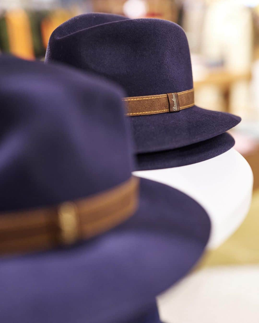 ボルサリーノさんのインスタグラム写真 - (ボルサリーノInstagram)「FALL FOR THE BEST IN CLASS BORSALINO FELT MENS STYLES THAT JUST POP. Premiere our new #Borsalino #popup #boutique in #Turin #Rinascente. Enjoy our #fw23 highlighted display of new season iconic & contemporary mens collection styles in the Maison’s most recognizable felts & shapes.   Exclusively opening from Sept 14th thru Sept 30th 2023!   @Rinanscente Torino Borsalino PopUp Sept.14th-30th, 2023 2nd Floor Via Giuseppe Luigi Lagrange 15 Turin Italy   www.borsalino.com www.rinascente.it  Ph @helmutberta  #borsalinoworld #popupboutique #Premium #Piemonte #bestinclass #iconicaccessories #Hatlovers #Menshats #MadeinItaly #craftsmanshipmatters #felthats #Borsalinoafedora #Forhim #Rinascente #limitedtimeonly #mensaccessories #shoppingdestinations #newboutiques #creativeretail #limitededition #retailexperience #retailpopup #accessorypopup #retailtherapy #rinascentetorino」9月27日 1時00分 - borsalino_world