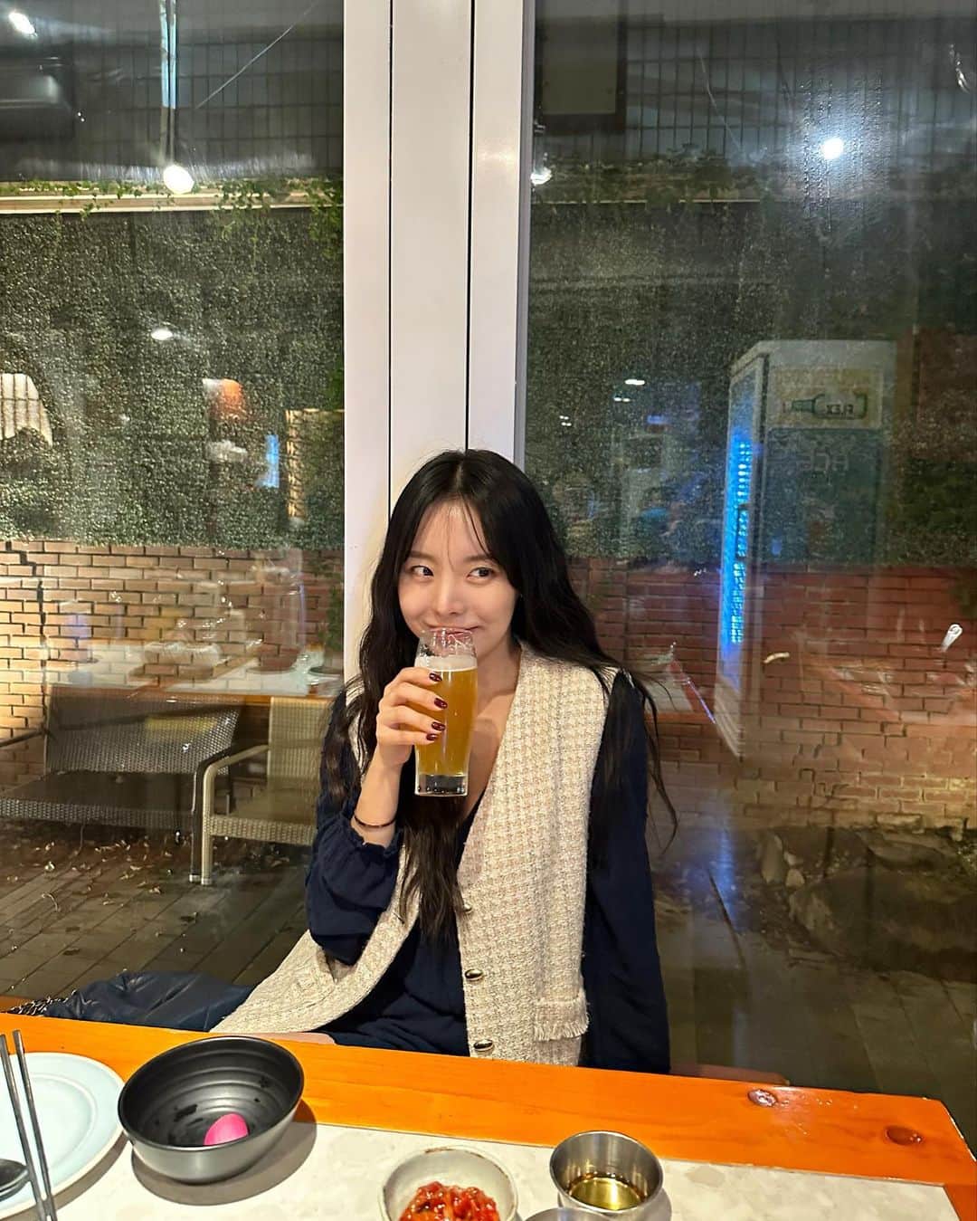 のインスタグラム：「피드, 넘 오랜만인것 같은 느낌..🥹  곧 저녁 시간인데 다들 저녁메뉴로 뭘 드시련지~~🐷  저는 성수동 삼겹살은 일미락만 고집해왔는데 몽련.. 첨 가봤거둥요. 근데 넘 맛있잖아요..!? 마감시간 임박해서 40분만에 후다닥 먹고 나왔는데도 아주 맛있었뜸!   밀도 빵으로 마무리까지.. 완벽했던 지난 주 금요일 저녁 식사를 공유합니댱🎵」