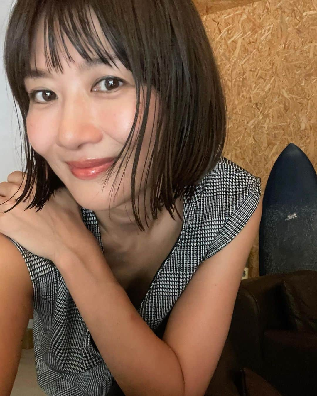 藤崎奈々子のインスタグラム：「. 散髪しましたー！ 夏が暑過ぎて、髪が結けないと耐えられず伸ばしていたけど やっとやっと少し涼しくなってきたので、思い切って短髪に！！  頭が軽い…髪の毛って結構重いの？てくらい頭が軽い ・ @megutsuda さんのカットはこの短さでも、朝起きた時に跳ねないという魔法のまとまり感 やっと髪の毛切れてスッキリしましたー♪  津田さん、ありがとうございました @laf_garden  ・ #ラフフロムガーデン #ボブカット  #散髪 #銀座」