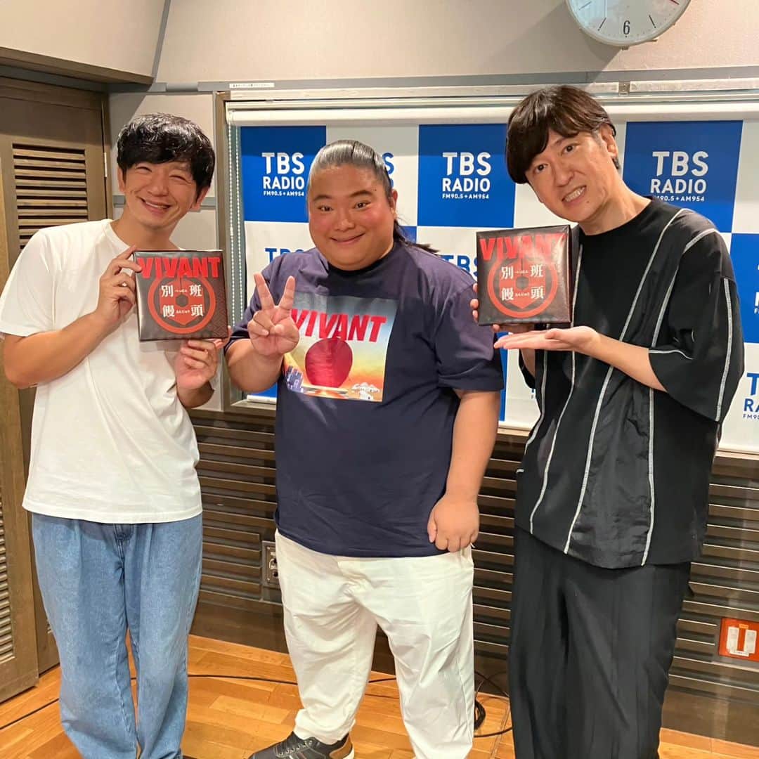 のインスタグラム：「TBSラジオ『#ふらっと』で声を初披露してきました🤫✨ ココリコ田中さんとパンサー向井さんのおかげでとても話しやすかったです‼️こういった場を与えて頂き、スタッフの皆様も本当にありがとうございました🙇‍♂️ VIVANTのドラムのイメージとは全然違う声なのですが🙇‍♂️富栄ドラムとしての声も受け入れてもらえたらとても嬉しいです🙏🌟 #𝐕𝐈𝐕𝐀𝐍𝐓 #富栄ドラム」
