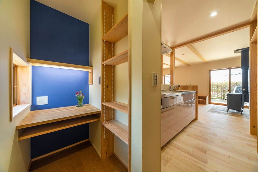 ミヤワキホームのインスタグラム：「キッチンの横には、パントリー兼書斎スペースを作りました✨ 書斎は主に奥様専用のスペースです🍀  正面の壁は落ち着くといわれている青の和紙を貼り、集中できる空間づくりを意識しました🔷 右奥に小窓を設けて、作業しながらもリビングにいる子どもたちの様子が見えるようにしています🌝  床：あづみの松  壁・天井：和紙  －－－－－－－－－－－－－－－－－－－－－－－  他の施工事例はこちらから ➭➭➭ @miyawakihome #家づくり に役立つ情報を定期的に更新中  －－－－－－－－－－－－－－－－－－－－－－－  #ワークスペース #パソコンスペース #書斎スペース #スタディスペース #スタディコーナー #趣味スペース #和紙壁紙 #パントリー #造作本棚 #家づくりアイディア #失敗しない家づくり #後悔しない家づくり #収納アイディア #間取りの工夫 #自然素材の家 #無垢 #無垢材 #新築 #マイホーム #工務店がつくる家 #リフォーム #リノベーション #高岡工務店 #富山注文住宅 #高岡注文住宅 #高岡市 #木の家 #ミヤワキ建設 #ミヤワキホーム」