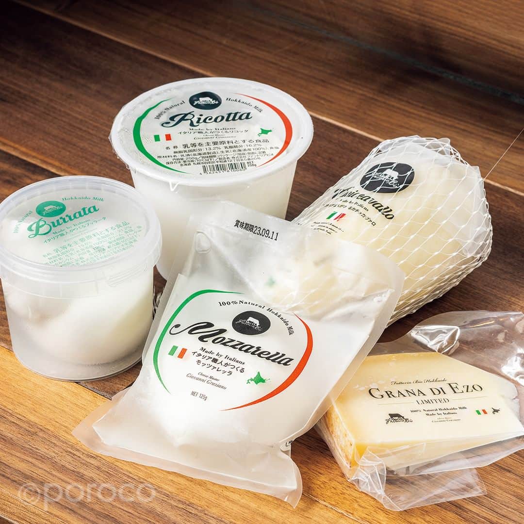 poroco（ポロコ）さんのインスタグラム写真 - (poroco（ポロコ）Instagram)「￨ 2023.8.5オープン✨￨ Forma cheese Lab . 地域を盛り上げる拠点を目指す 朝飲みもできるチーズラボ . 「ファットリアビオ北海道」が展開するチーズラボ。オーナーの高橋廣行さんが地域を盛り上げるバル文化を提案したいと、自社チーズを使った小皿料理と厳選ワインを提供。朝からお酒を片手に軽やかに過ごせて、チーズの購入もＯＫ。18時以降は、伝説の名店と呼ばれる「サルティンバンコ」が復活して営業。 . ②一日10食限定の「ブッラータチーズと季節のフルーツ」2,680円。ワインは希少な余市のヴィニャ・デ・オロ・ボデガ「The day 2022」1,500円。 . ③モチモチ食感を楽しむ「カチョカヴァロのステーキ」680円。熟成イモ『五四〇』と一緒に。 . ④フレッシュチーズの購入も可能！「リコッタフレスカ」250g1,382円、「ブッラータ」1,749円、「カチョカバロ」3,207円、「グラナ・ディ・エゾ」100g1,058円。 . ⑤鮮やかなブルーが印象的。「明るい時間からサクッとのめます。（編集SS）」 18時以降は、伝説の名店と呼ばれる「サルティンバンコ」が復活して営業。 . 詳細はporoco WEBサイトに掲載❗️ --------------------------------------- Forma cheese Lab（フォルマ チーズラボ） 📍札幌市中央区南3条西7丁目4  　 Kaku imagination 1F 🕒10:00～18:00　LOフ17：00・ド17:30 （物販は10：00～23：00） ※18：00～23：00は「サルティンバンコ」として営業 休：火曜 席：11席（禁煙） 🅿︎ なし @forma_cheese_lab --------------------------------------- photo by Asako Yoshikawa（ @cocoonphotographs ） #フォルマチーズラボ #ファットリアビオ北海道 #フレッシュチーズ #Cheese #チーズ #ワイン #CheeseShop #チーズ専門店 #sapporo #中央区 #札幌新店情報 #newopen #LOVE札幌中央区 #札幌グルメ #poroco #札幌食べ歩き #札幌おでかけ #札幌飲み #朝飲み #昼飲み」9月26日 18時00分 - poroco_magazine