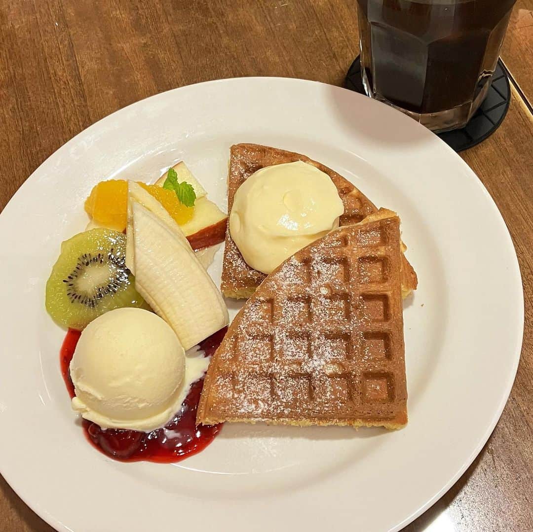 大丸神戸店のモノとコトのインスタグラム：「.  本日は、地2階〈UCCカフェプラザ〉をご紹介☕  人気のワッフルから、定番のナポリタンまで、 カフェにもランチにもご活用いただけます🤤  落ち着いた雰囲気があるので、お買い物の休憩にもぴったりです✨  是非この機会に利用してみてくださいね🌟   #大丸神戸店#大丸神戸#元町#神戸#神戸大丸#daimarukobe#kobe#旧居留地#UCC#UCCカフェプラザ#神戸カフェ#元町カフェ#カフェ活」