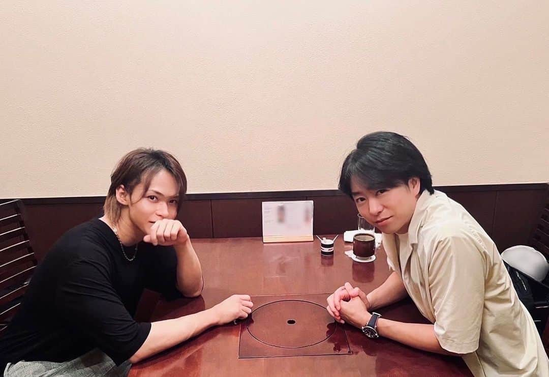 上田竜也さんのインスタグラム写真 - (上田竜也Instagram)「ふっふっふ  ふっふっふ  兄貴の器はいつ見てもでかいぜ。  兄貴はいつだってこう言うんだ…。  「ファンの子の為に。」  それは…そう！  たけい…そう！！  さて 動きだしますか…  ファンと俺が楽しむ為に！！  #ランチ #密談 #櫻井翔 #いや… #最強で最高の男 #それが #兄貴 #そして #最強でまあまあの男 #それが #上田竜也」9月26日 18時01分 - tatsuya.ueda_kt