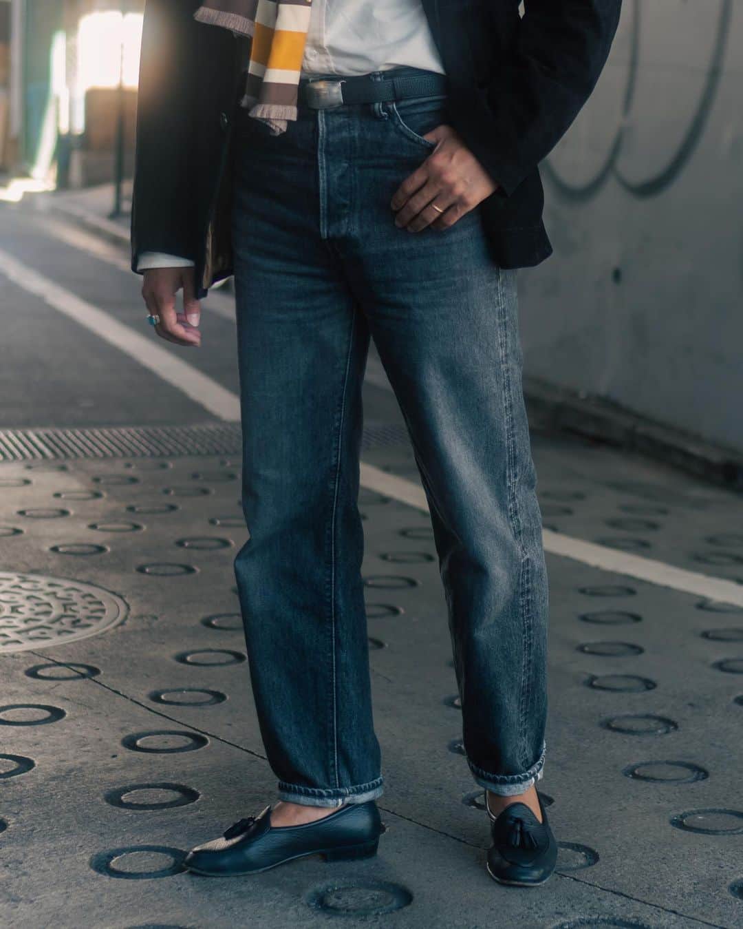 高田朋佳さんのインスタグラム写真 - (高田朋佳Instagram)「Autumn mood. スエードのジャケットとシルクのスカーフ。 ボタンダウンシャツとジーンズに華を添えて。  #wearlness #salondewearlness #authenticstyle #classicstyle」9月26日 18時01分 - tomoyoshi_takada