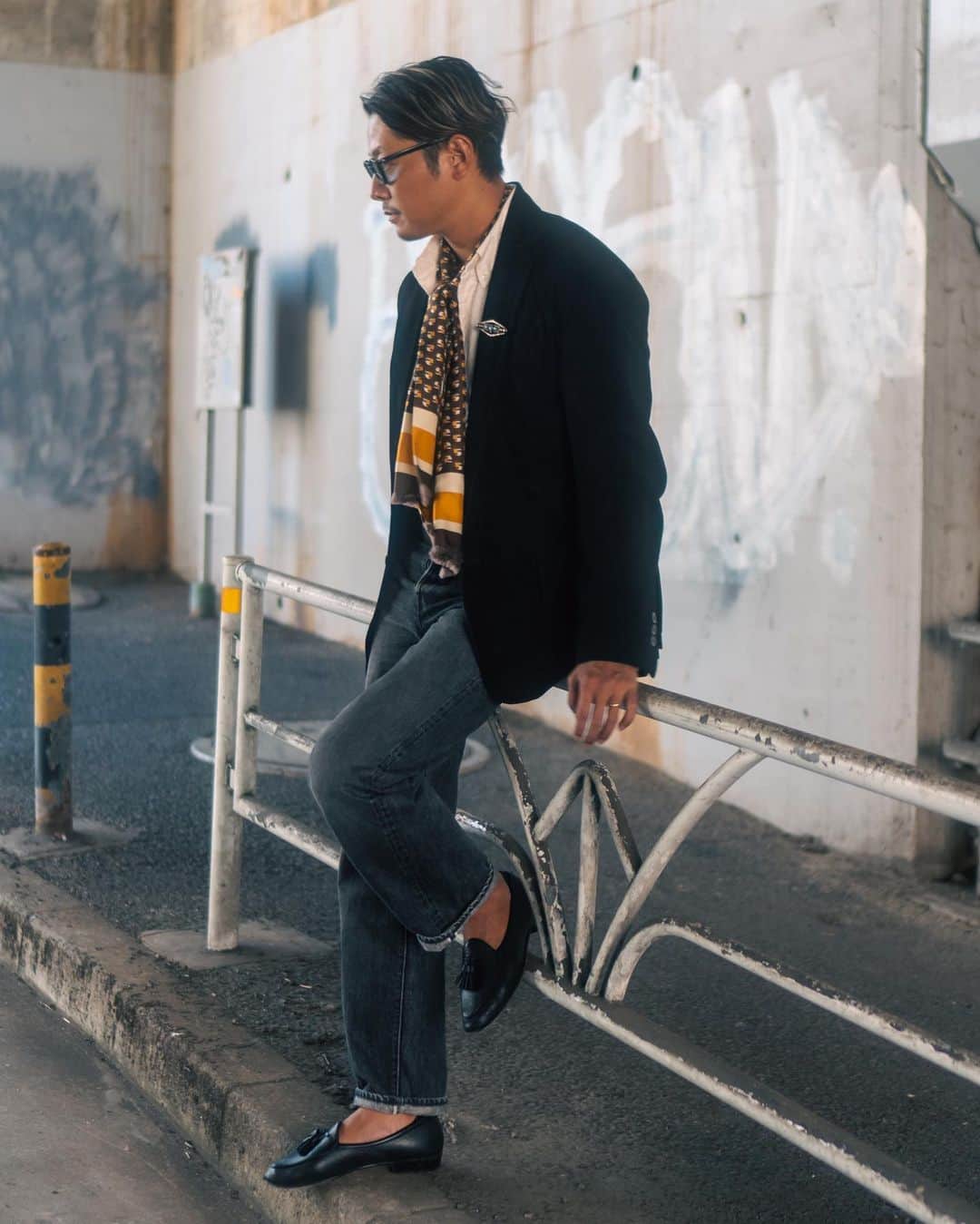 高田朋佳さんのインスタグラム写真 - (高田朋佳Instagram)「Autumn mood. スエードのジャケットとシルクのスカーフ。 ボタンダウンシャツとジーンズに華を添えて。  #wearlness #salondewearlness #authenticstyle #classicstyle」9月26日 18時01分 - tomoyoshi_takada