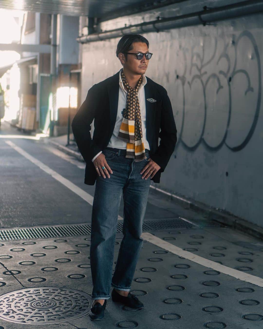 高田朋佳のインスタグラム：「Autumn mood. スエードのジャケットとシルクのスカーフ。 ボタンダウンシャツとジーンズに華を添えて。  #wearlness #salondewearlness #authenticstyle #classicstyle」