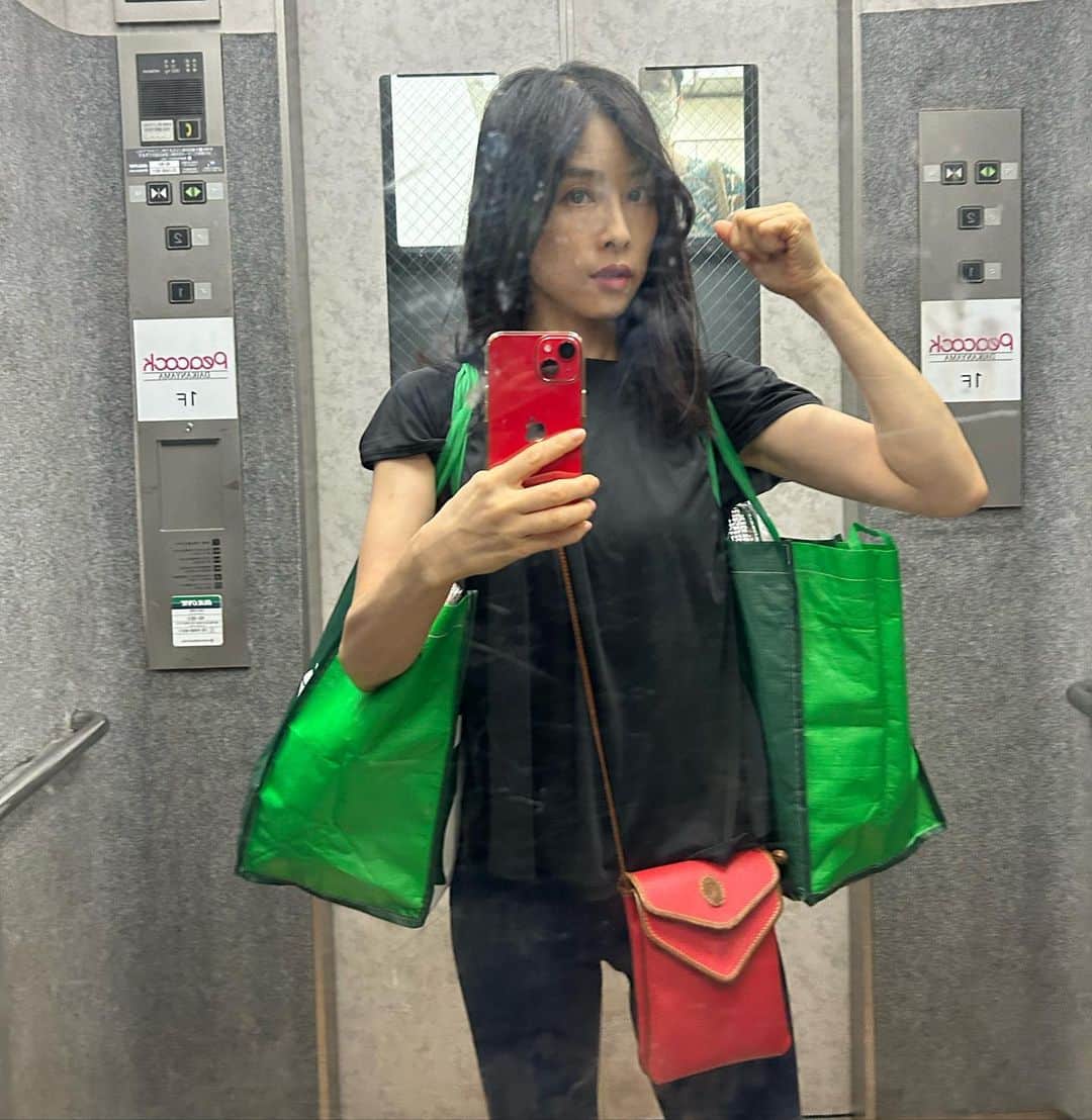 のインスタグラム：「❇︎ 今日も買い物をして重たい袋を両肩に。オーストラリアのスーパーで買ったショッピングバッグを日本でも愛用している。今日はマリオのチップス、高たんぱくのザバスも買ってきた。歩きながら空を見上げると、トンボが電線にとまっていたり、美しい夕焼けに、秋のはじまりを感じる。  #autumn #秋 #shopping #買い物 #sky #空 #centforce #セントフォース」