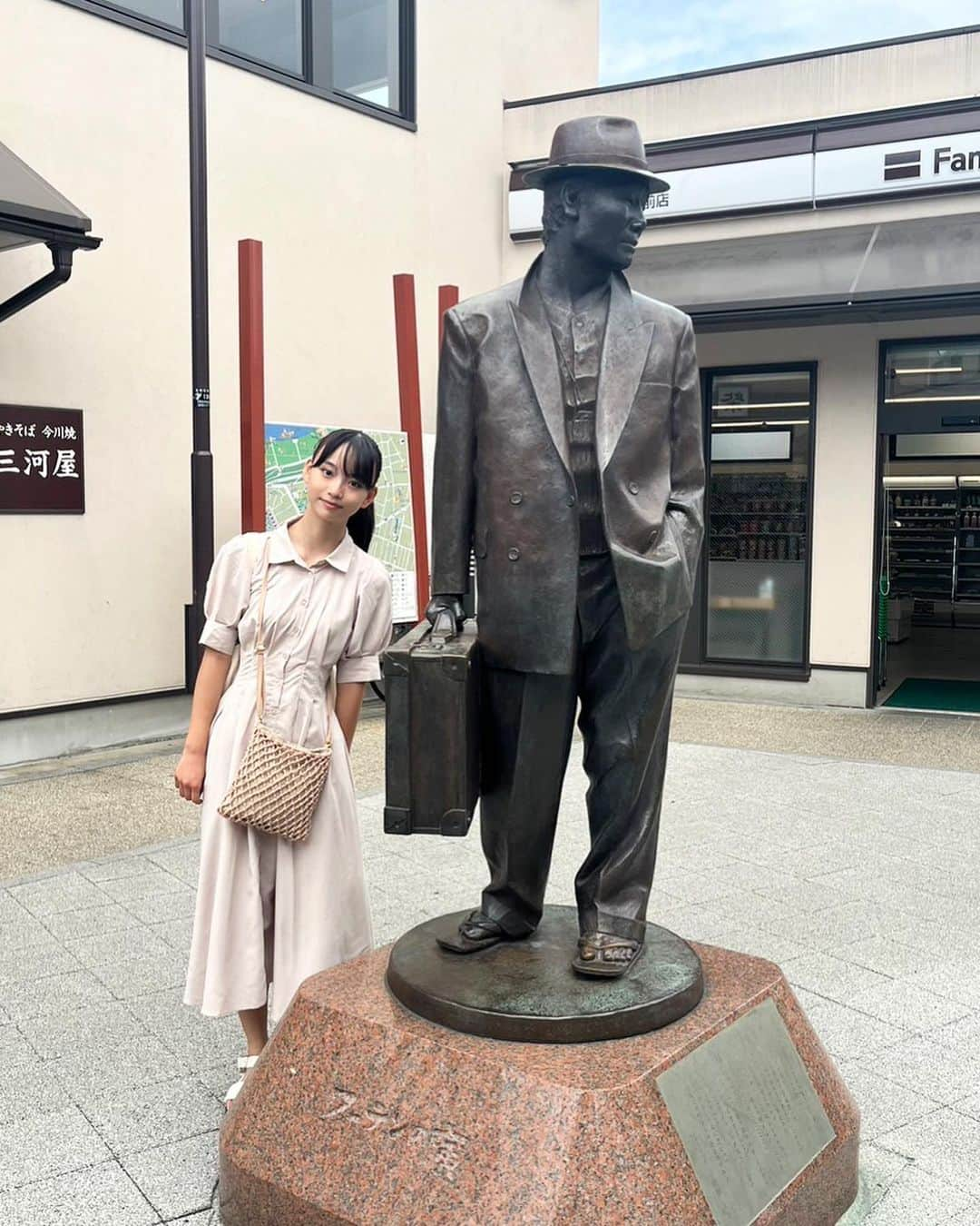 松本麗世さんのインスタグラム写真 - (松本麗世Instagram)「♡ 寅さんとさくらさんと一緒に📸 ♡ ♡ 柴又駅前の寅さん像の左足を触ると「運気が落ちない」と聞いて私も触ってみた！ 左足だけピカピカになってたよ！ ♡ ♡  #松本麗世  #matsumotoreiyo #柴又駅 #寅さん #葛飾区 #ポニーテール #jk #見送るさくら像  #フーテンの寅さん  #男はつらいよ」9月26日 18時03分 - reiyo.matsumoto