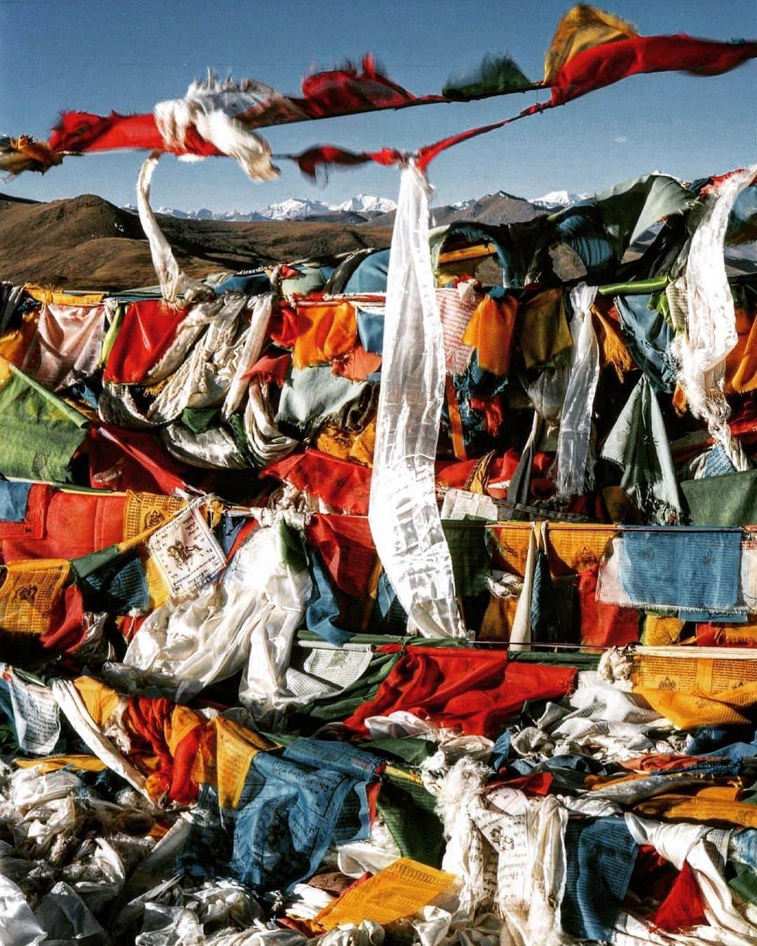 石川直樹さんのインスタグラム写真 - (石川直樹Instagram)「For Himalayas⑧ Departure from Kathmandu ビザ取得。ようやく#チベット に入れることになり、パッキングを終えました。 チベットに行くのは、2001年、2013年に続いて3回目です。2013年は、年末にラサに入り、大晦日とお正月をチベットで過ごしたのでした。 今回は久々に陸路で国境を越えるのが楽しみ。 . 1枚目の写真は、2013年末の旅で撮影した標高5000mの峠。ティンリーの街、どうなってるかな。 . #Tibet#prayerflags#タルチョ」9月26日 18時03分 - straightree8848