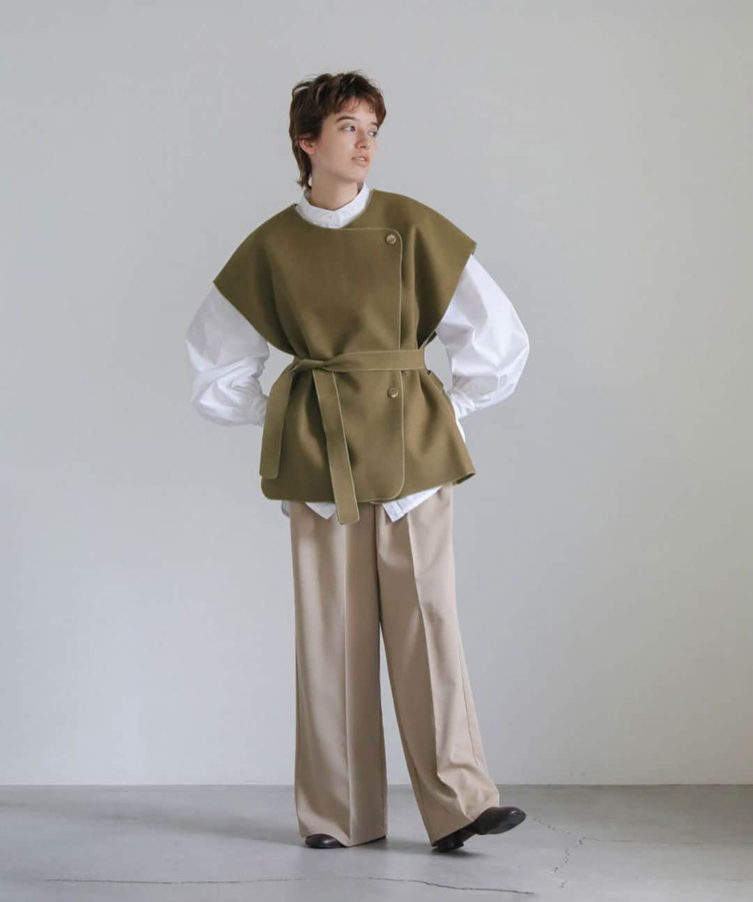 moca さんのインスタグラム写真 - (moca Instagram)「re item ⁡ No. 10007086 オーバーサイズベスト ⁡ 一重仕立ての暖かみのある生地感が魅力のベスト。 ソフトな風合いでシワになりにくい素材を使用。 ニュアンスのあるカラーとデザインで シンプルながら洗練された一着です。 程よく身体に馴染む生地感とサイドオープンで すっきりと大人っぽく着こなせます。 ヒップが隠れる絶妙な着丈でパンツから スカートまで合わせるアイテムを選びません。 付属のベルトでキュッとウエストマークすると スタイルアップ効果を期待できます◎ ⁡ price : 6,930yen (tax in) color :  アイボリー/ベージュ/カーキ/ブラウン /ネイビー/ブラック model : 160cm / フリーサイズ ⁡ #selectmoca #セレクトモカ」9月26日 18時04分 - selectmoca
