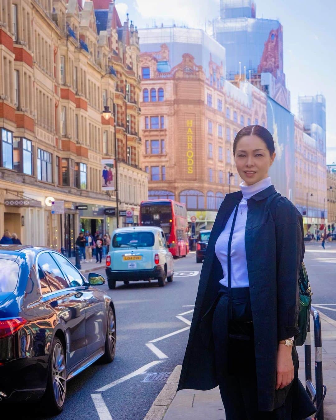 川原亜矢子のインスタグラム：「旅を愉しんでいます🇬🇧 #london #harrods #travel #england #greatbritain #旅行 #ロンドン #イギリス」