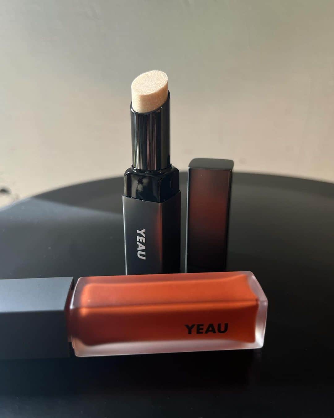 KARENのインスタグラム：「@yeau_official   今回はグリマースキンスティックの03と、リップグロスの02🧱🥛  スキンスティックはハイライトと、2枚目みたいに唇のトップにだけちょんちょんしました！ 薄い唇でも、すこしプリンと見えるし、リップも付けた瞬間スーっとして気持ちいい😳そしてプリっと張る感じがあって、色味も丁度良く、一本で全然使えちゃいました🙏✨」