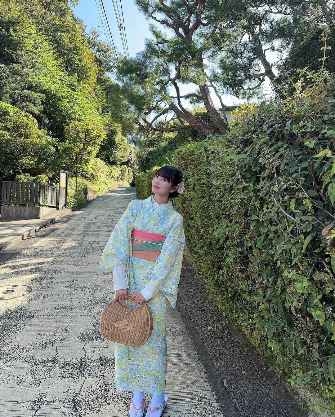 松下玲緒菜さんのインスタグラム写真 - (松下玲緒菜Instagram)「夏の終わり☀︎ . 普段ピンクとか赤系を選ぶことが多いから珍しいお色にしてみたよ レースの夏着物なので、中に襟付きシャツを着てお洋服っぽく🧚 . 前髪自分でぱっつんにして量増やしたから幼くなったかも🥹 まだまだ暑い日に行ったからほっぺがほてほてしてて赤い… . . . #鎌倉 #鎌倉旅行 #着物 #着物レンタル #着物ヘア #浴衣 #浴衣レンタル #レース着物 #浴衣ヘアアレンジ #夏着物 #鎌倉着物レンタル #鎌倉散歩 #鎌倉浴衣レンタル #鎌倉観光 #鎌倉旅行 #鎌倉着物レンタル花のん」9月26日 18時14分 - matsushita_reona