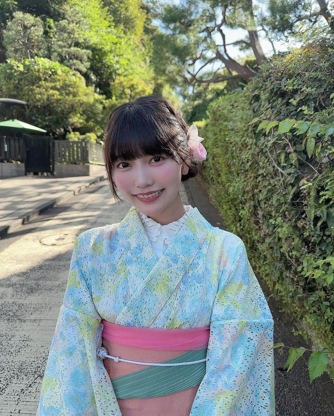 松下玲緒菜のインスタグラム：「夏の終わり☀︎ . 普段ピンクとか赤系を選ぶことが多いから珍しいお色にしてみたよ レースの夏着物なので、中に襟付きシャツを着てお洋服っぽく🧚 . 前髪自分でぱっつんにして量増やしたから幼くなったかも🥹 まだまだ暑い日に行ったからほっぺがほてほてしてて赤い… . . . #鎌倉 #鎌倉旅行 #着物 #着物レンタル #着物ヘア #浴衣 #浴衣レンタル #レース着物 #浴衣ヘアアレンジ #夏着物 #鎌倉着物レンタル #鎌倉散歩 #鎌倉浴衣レンタル #鎌倉観光 #鎌倉旅行 #鎌倉着物レンタル花のん」