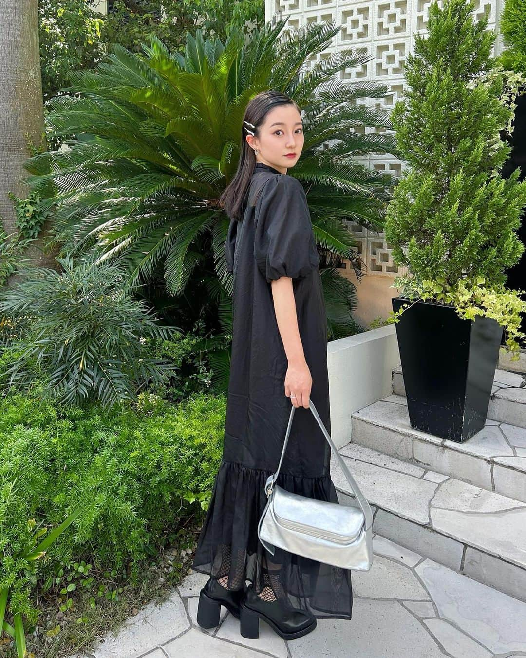 梅村奈央のインスタグラム：「この間の結婚式のコーディネート🩷 bag @osoi_official  one-piece @zozotown  shoes @maisoneureka  ・ #結婚式コーデ #結婚式ワンピース #osoi #maisoneureka #zozotown #おめかしコーデ」