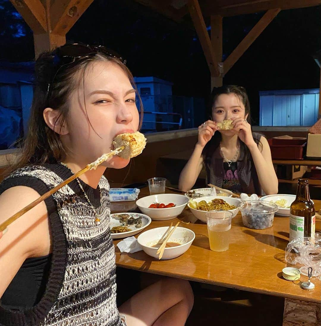 JELLY編集部さんのインスタグラム写真 - (JELLY編集部Instagram)「【#あみゆか BBQでほおぼる🍗❣️】  最新号「あみゆか的プチトリップ」、 1日目の夜はみんなでバーベキュー！ とうもろこしにかぶりつく2人をパパラッチ🫣🌽  炭火で焼くコーンのおいしさたるや… お魚にお肉に、地元の魅力を胃袋でも 満喫しまくったのでした🥹👏🏻  旅に最適なこれからのシーズンに、 ぜひ参考にしてね！  #jelly#jelly10月号#jellyモデル#椎名亜美#あみた#高梨優佳#ゆかたんぺ#オフショット#撮影の裏側#もぐもぐタイム#bbq#バーベキュー#とうもろこし#国内旅行#小旅行#プチトリップ#上野村#1泊2日 #令和ギャル #女っぽストリート」9月26日 18時10分 - jelly_stagram