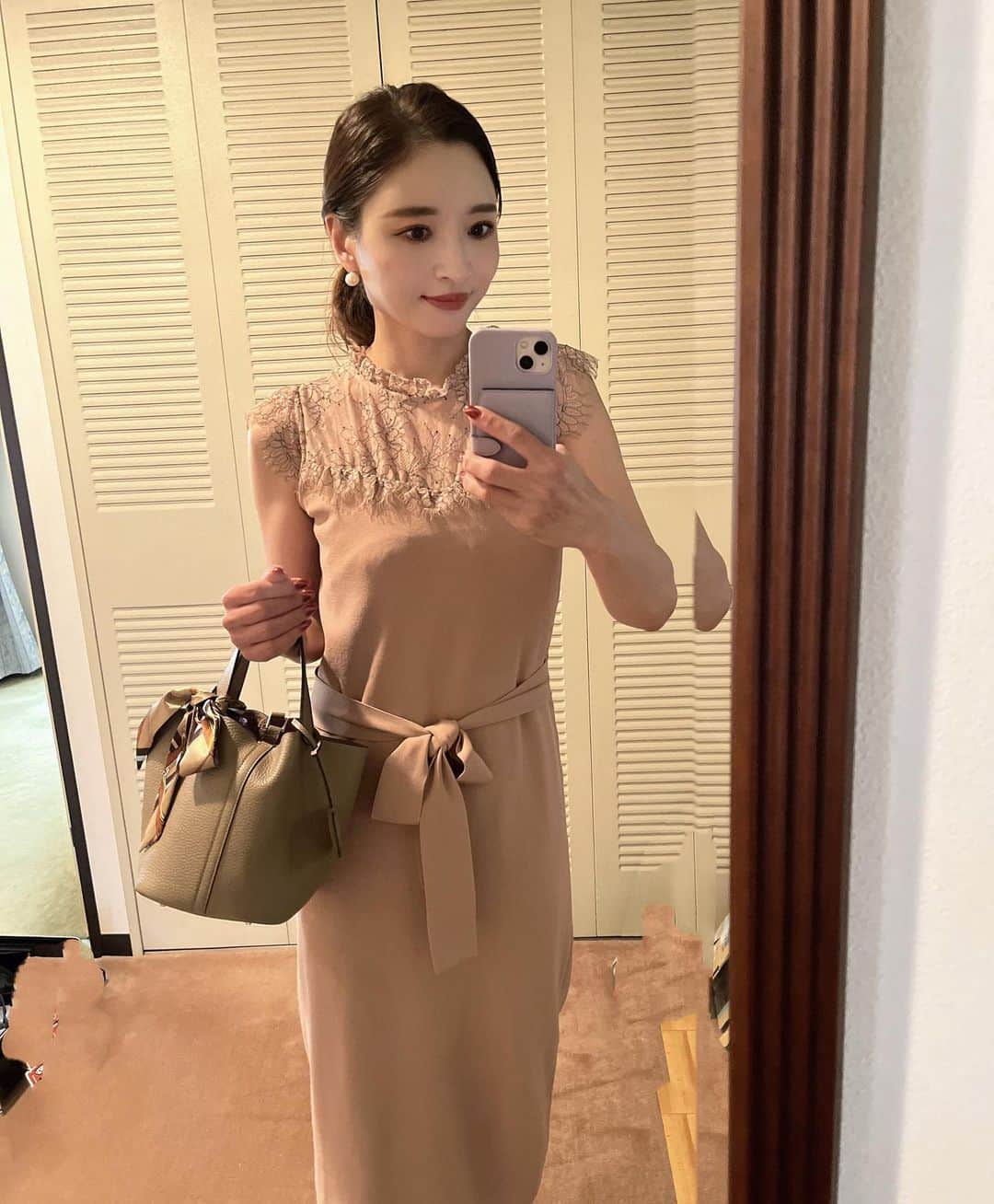 AriizumiEmaのインスタグラム：「朝晩涼しくなって快適🩷  #dress  #feerichelu   ☑️バッグは楽天ルームに載せています。 ストーリーに楽天ルームのリンクを貼りました💕  ・ #fashion#ootd#codinate#instafashion #コーディネート#アラフォー#アラサー#アラフィフ #大人コーデ #お仕事コーデ  #大人ファッション #大人可愛い #韓国ファッション#綺麗めコーデ#きれいめコーデ#カチューシャ#プチプラコーデ#50歳コーデ」