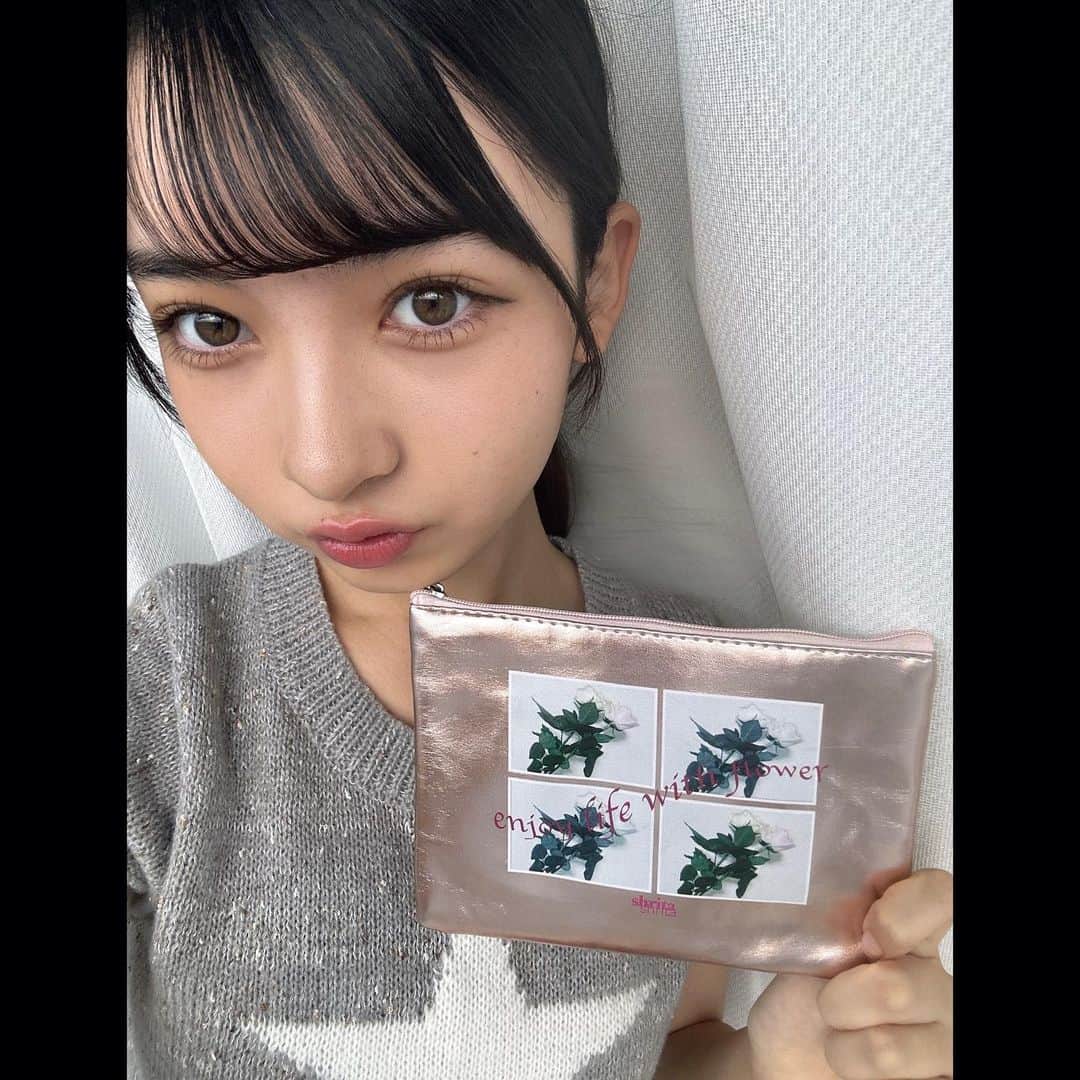 川原美杏のインスタグラム：「9/29 発売のニコラ 11 月号のふろくは「shrita メタリックフラワーポーチ」です〜💕  10/4 にデビューする新ブランド「シュリータ」と初ふろく！ポーチの素材はレザー風で、色は高見えするピンクゴールドです♩ 学校用のケアポーチ、お出かけ用のコスメポーチや充電器ポーチなど、いろいろな使い方ができちゃいますー！🥹  9/29 発売のニコラ 11 月号ぜひチェックしてね^^  #ニコラ #nicola #ニコモ #ニコラ 11 月号 #shrita #シュリータ #川原美杏」