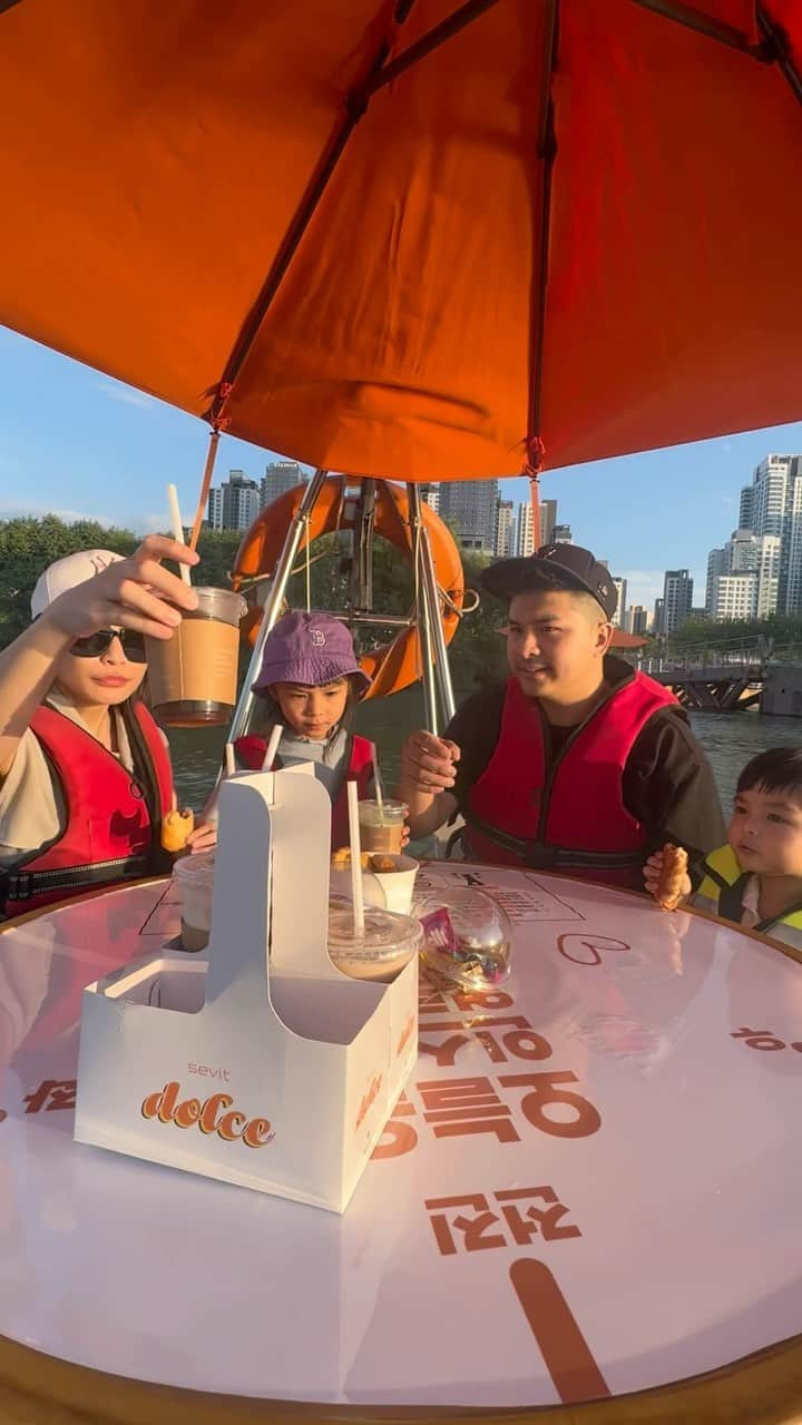 チェルシー・オリビアのインスタグラム：「Family day out di Korea!! Setelah anak2 nemenin daddy mommy kerja.. saatnya quality time sama anak2.. 🥰🥰🥰」